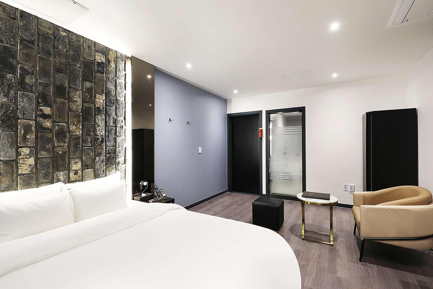Deluxe Double Room - Photo 12