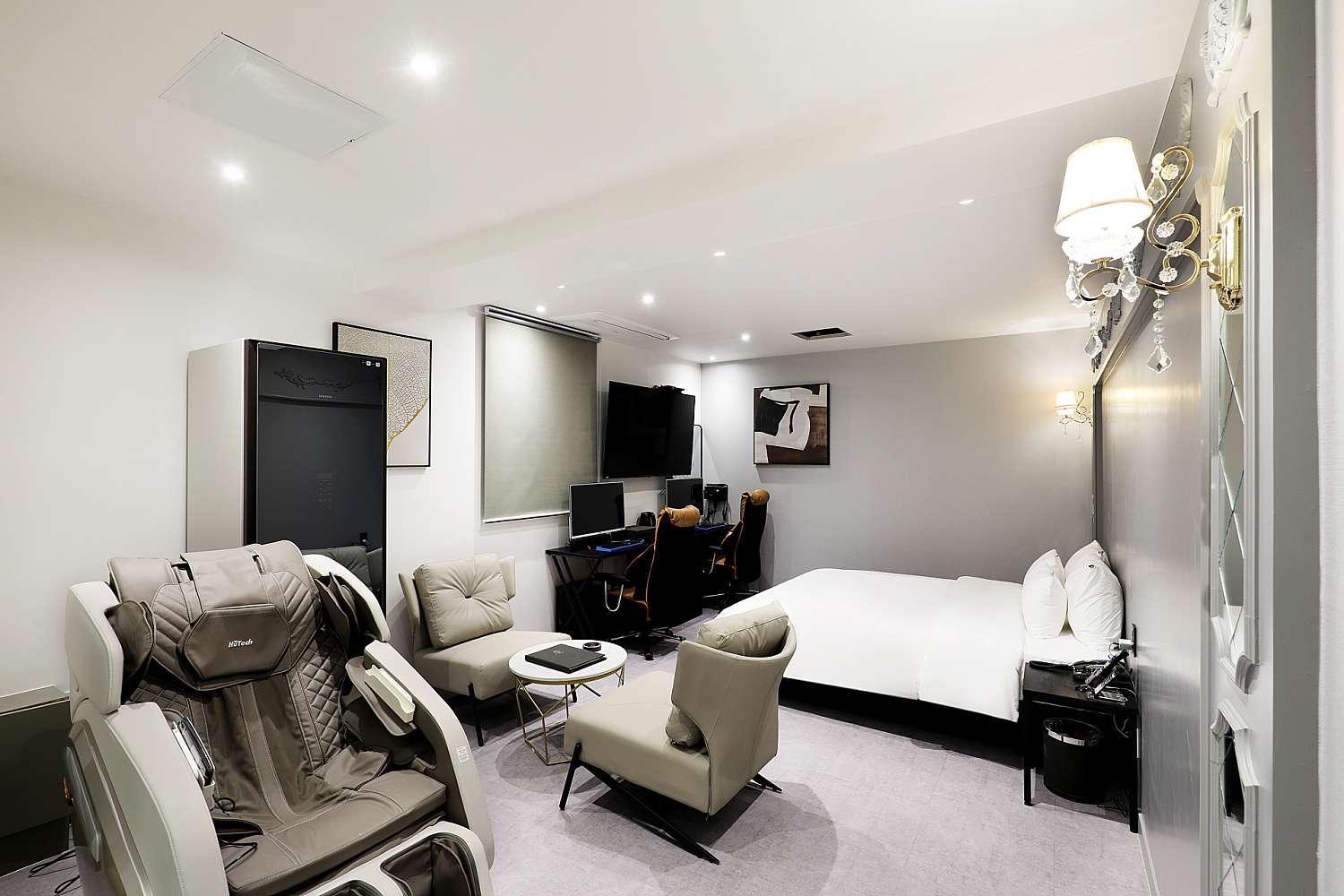 Suite - Photo 22