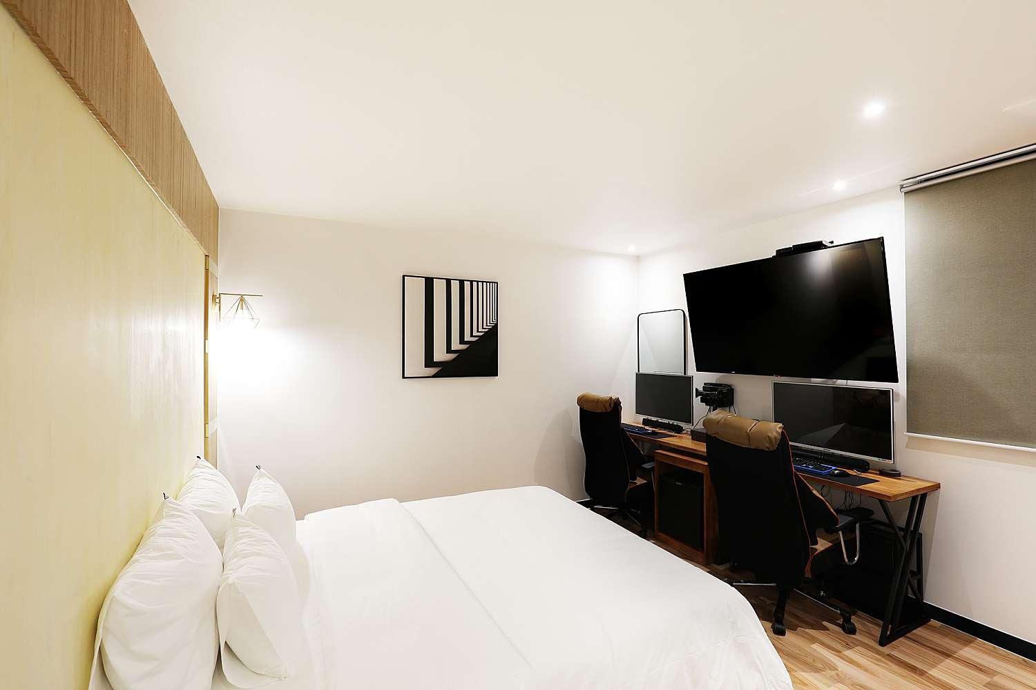 Suite - Photo 24