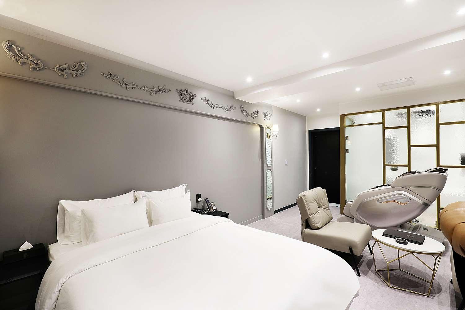 Suite - Photo 9