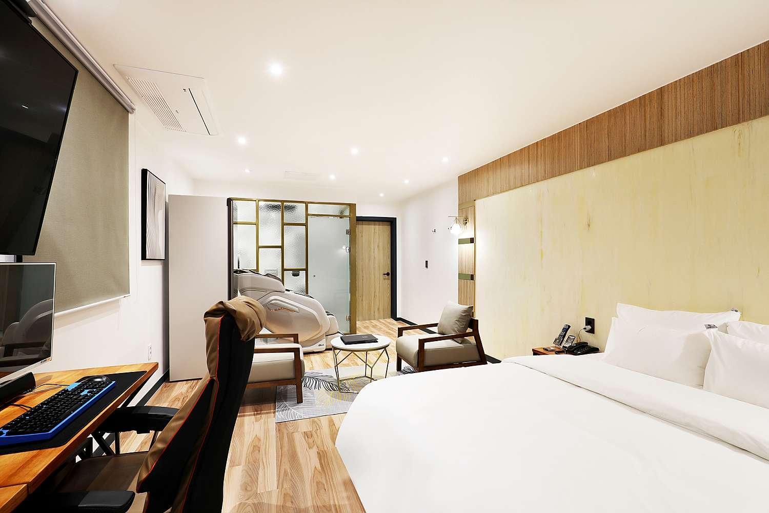 Suite - Photo 11