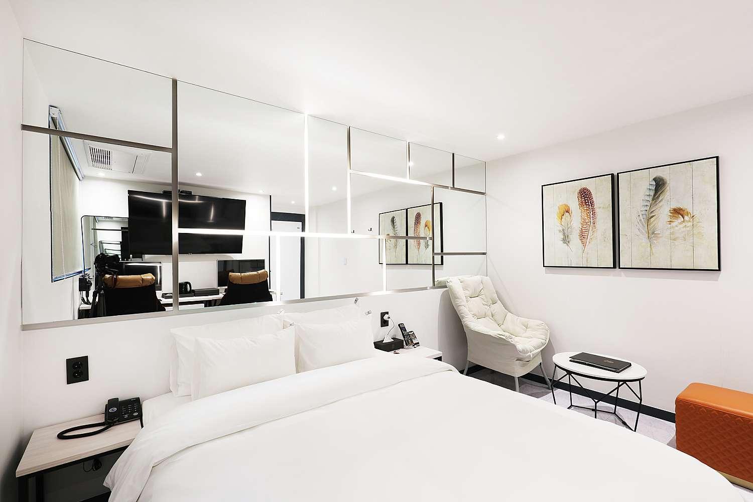 Suite - Photo 5