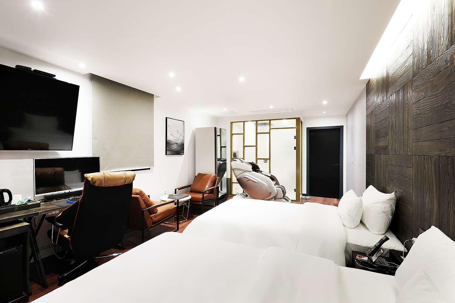Suite - Photo 21