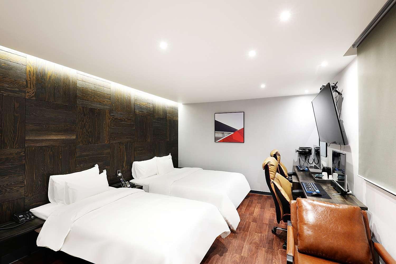 Suite - Photo 1
