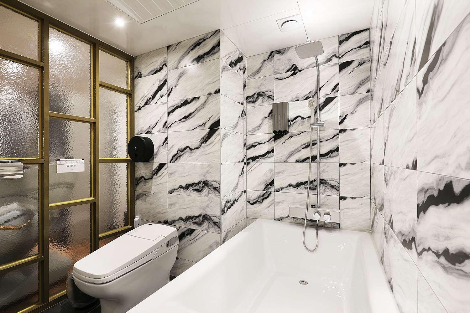 Suite - Photo 17