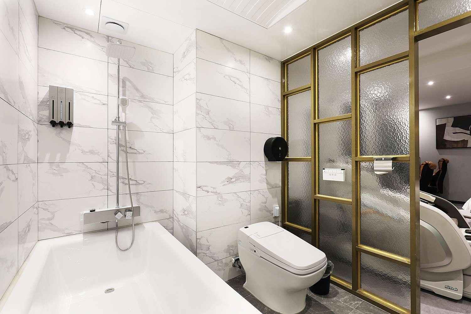 Suite - Photo 12