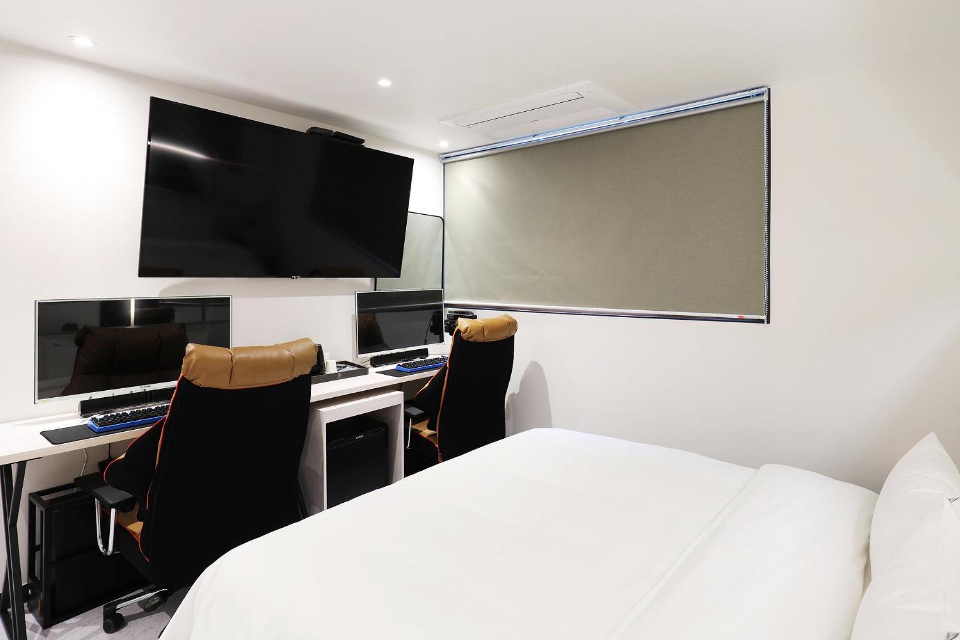 Suite - Photo 33
