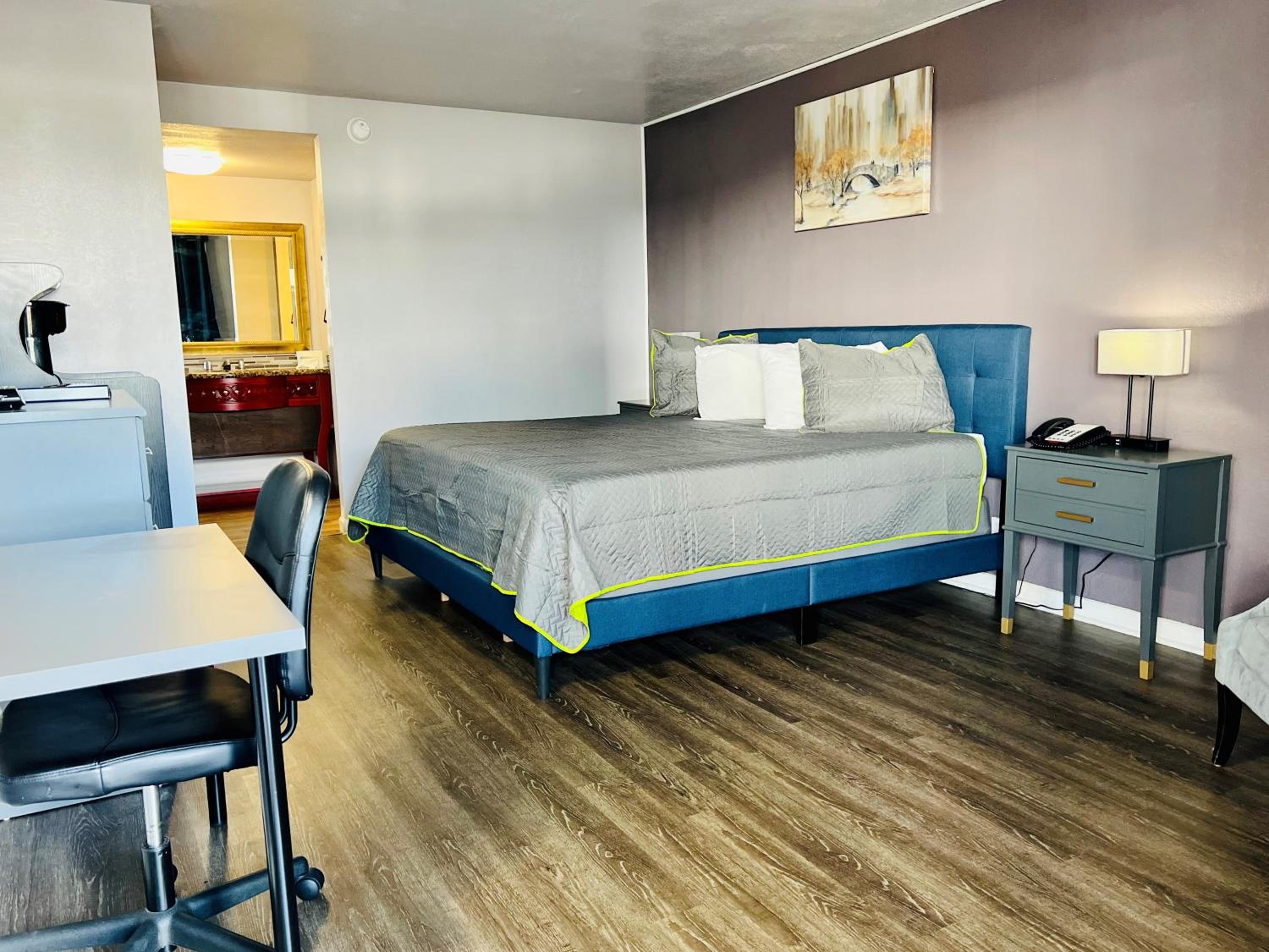 Premium King Suite - Photo 8