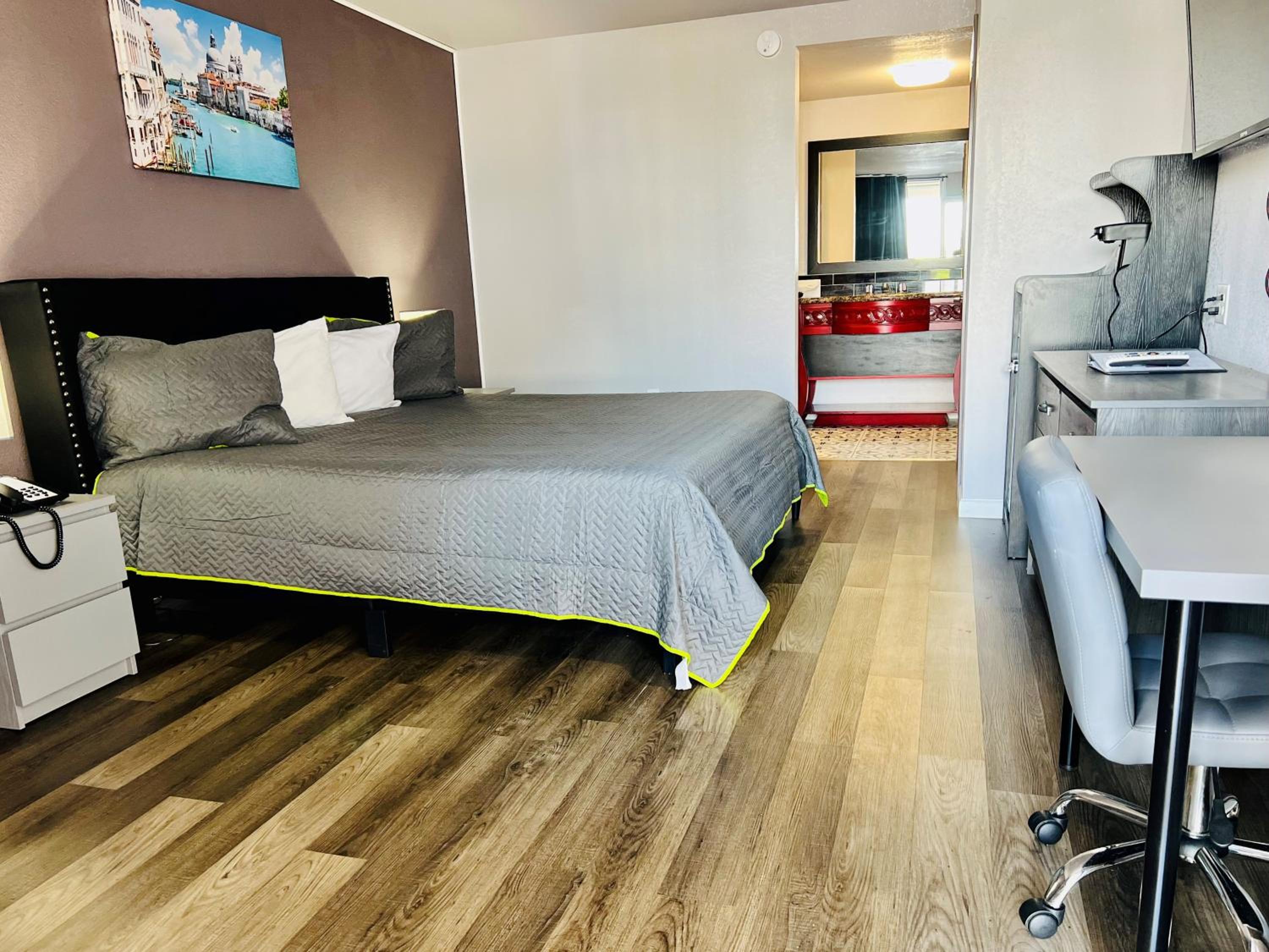 Premium King Suite - Photo 7