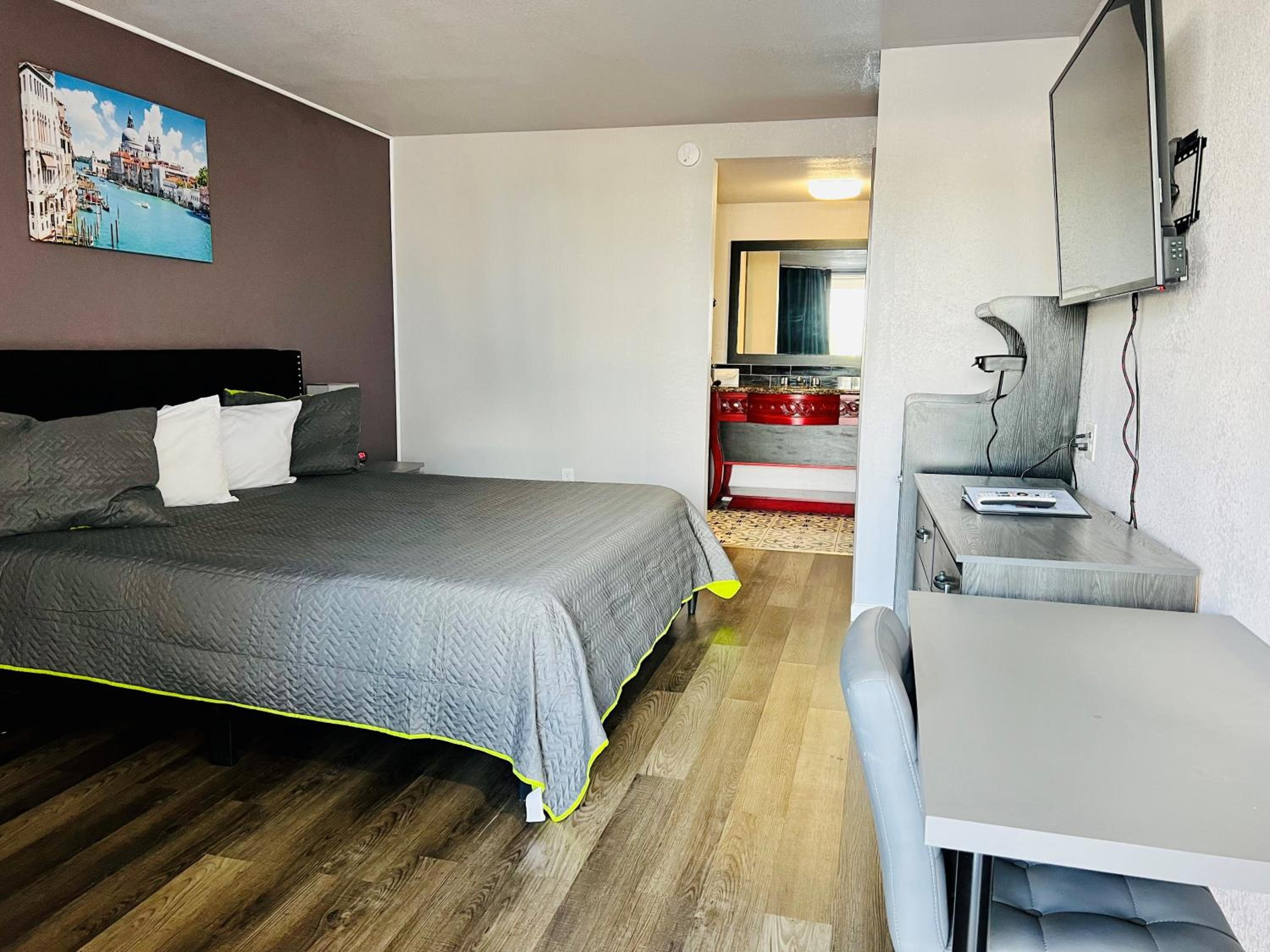 Premium King Suite - Photo 10