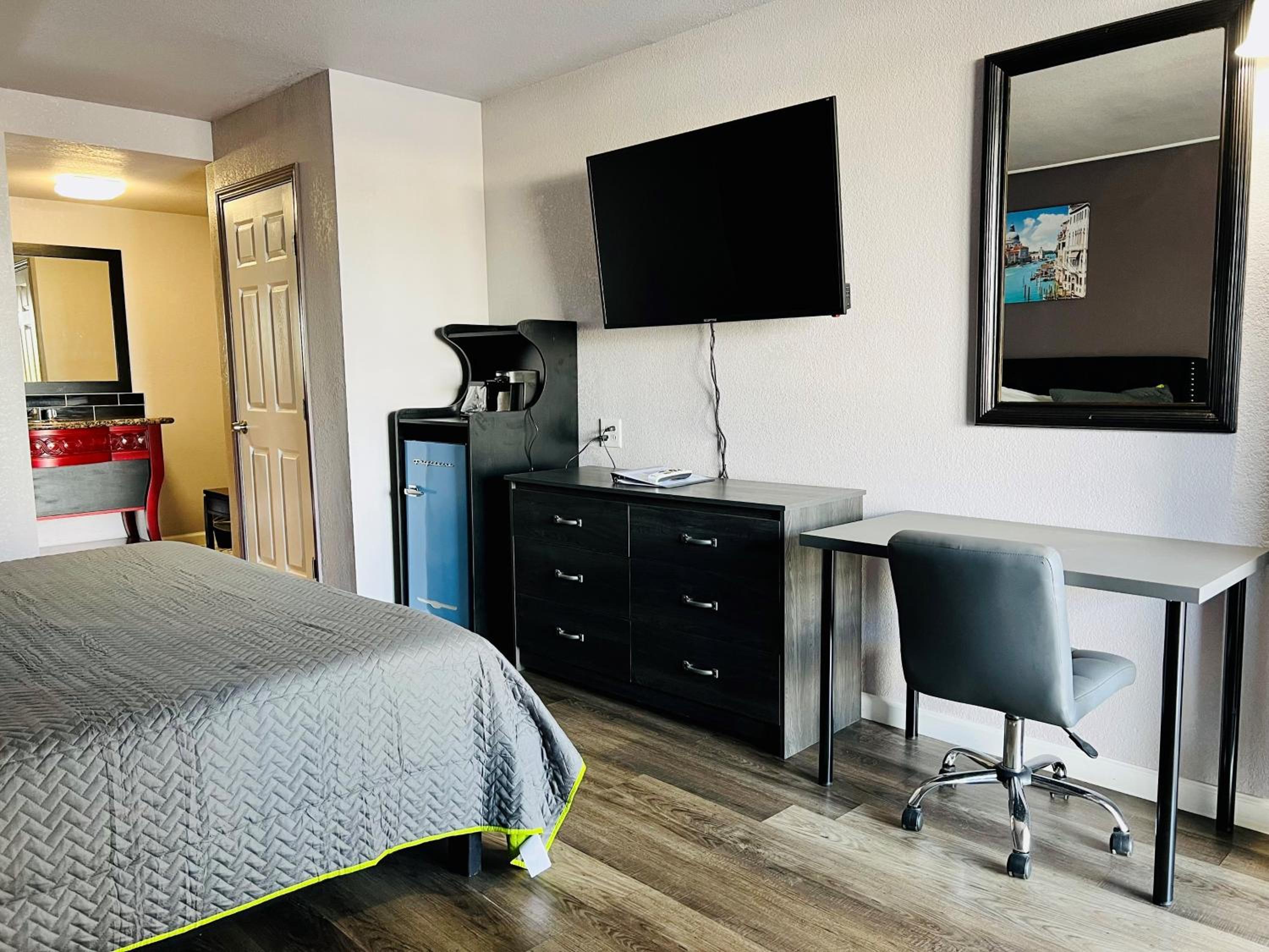 Premium King Suite - Photo 11