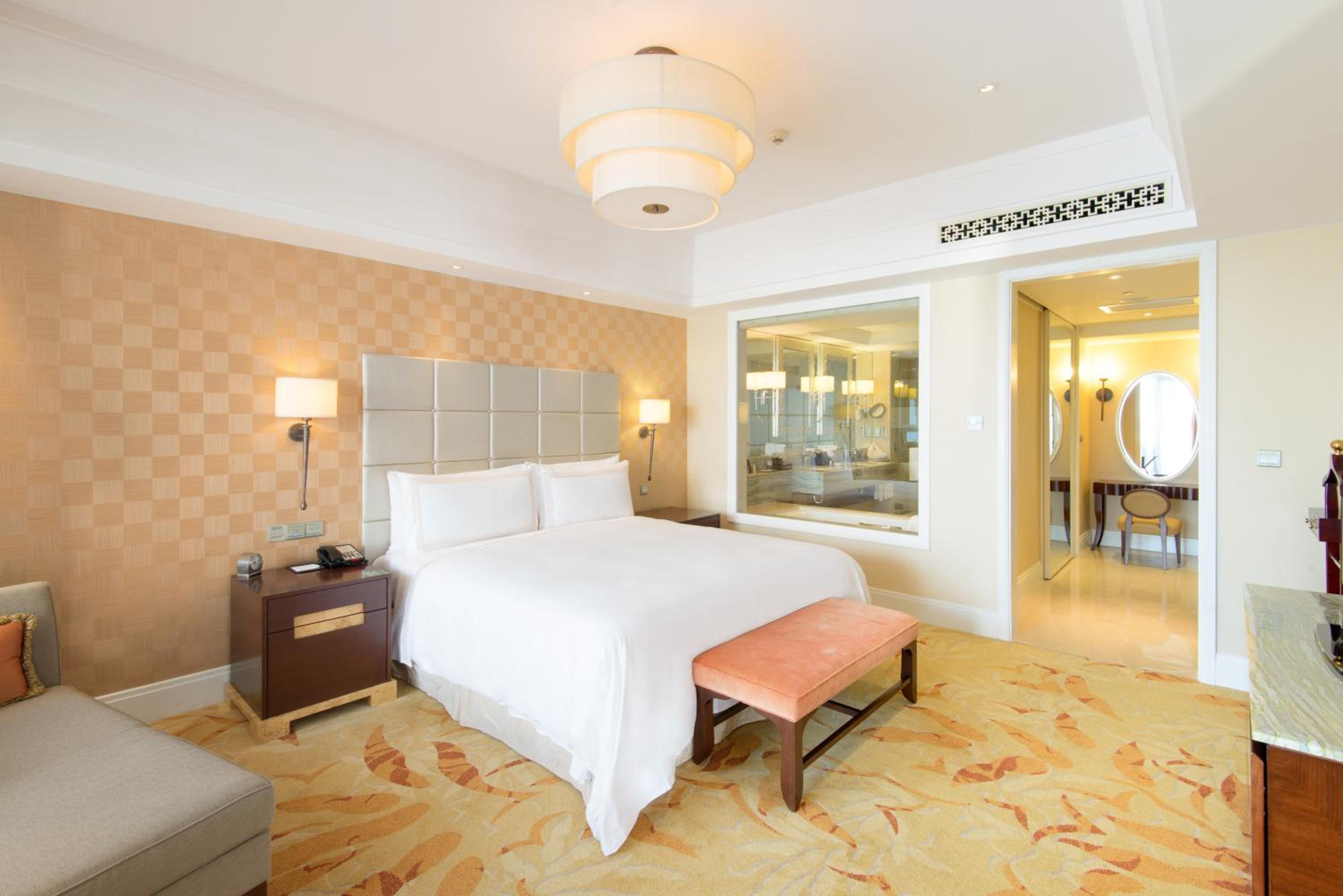 Signature Grand King Room with Lake View