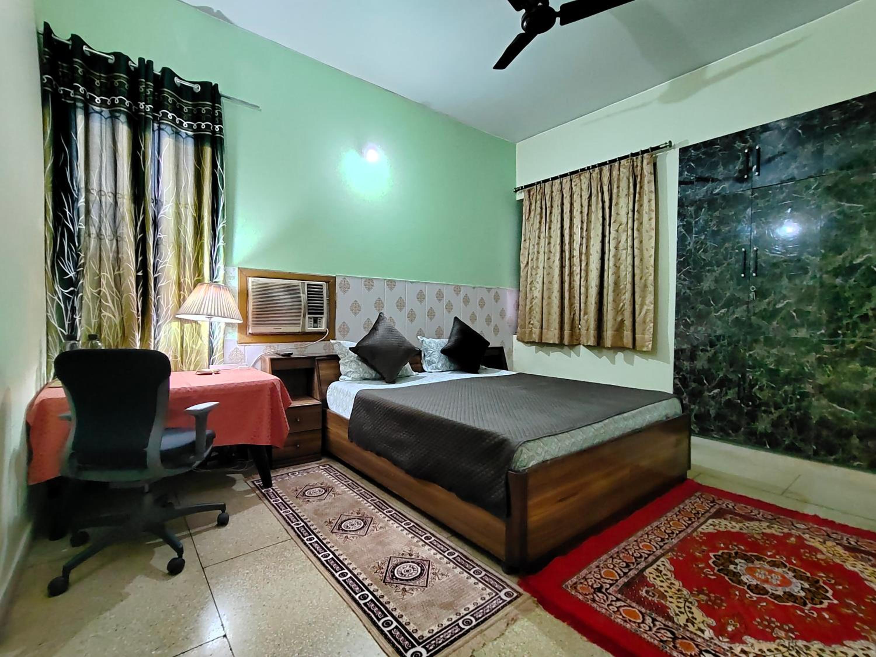 Queen Room photo 1