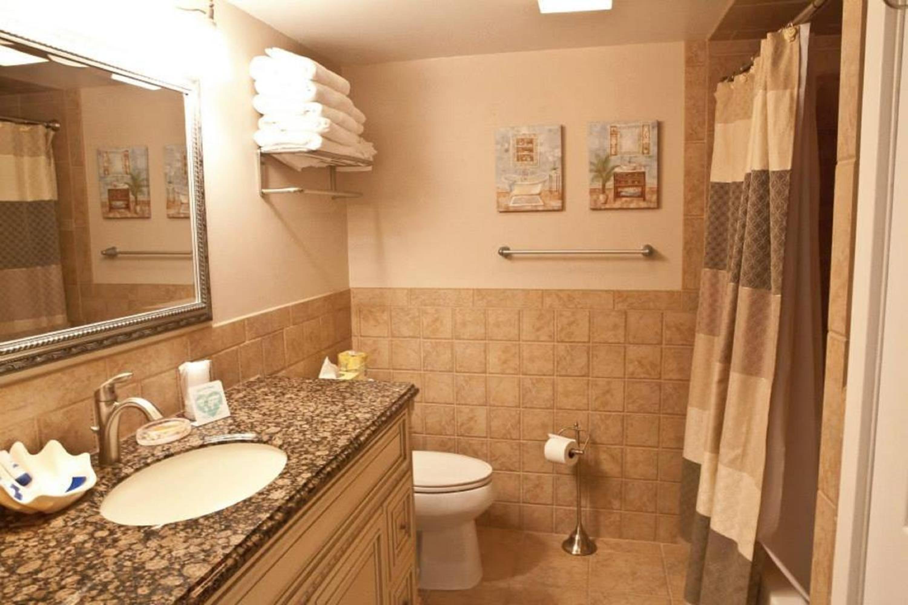 Deluxe Queen Suite