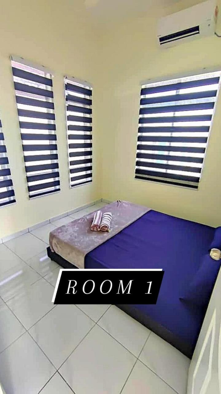 Three-Bedroom House photo 3