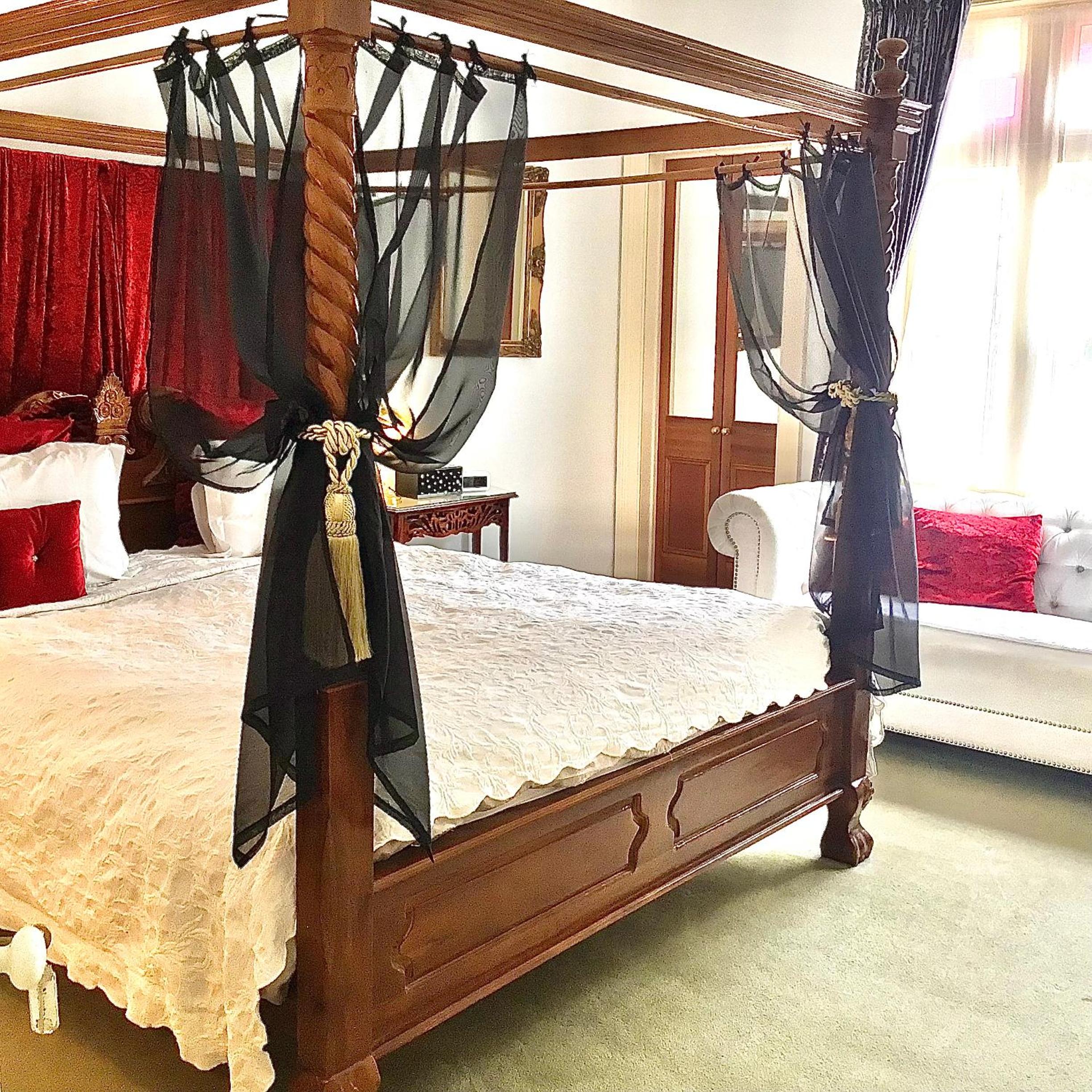 Newton King Room