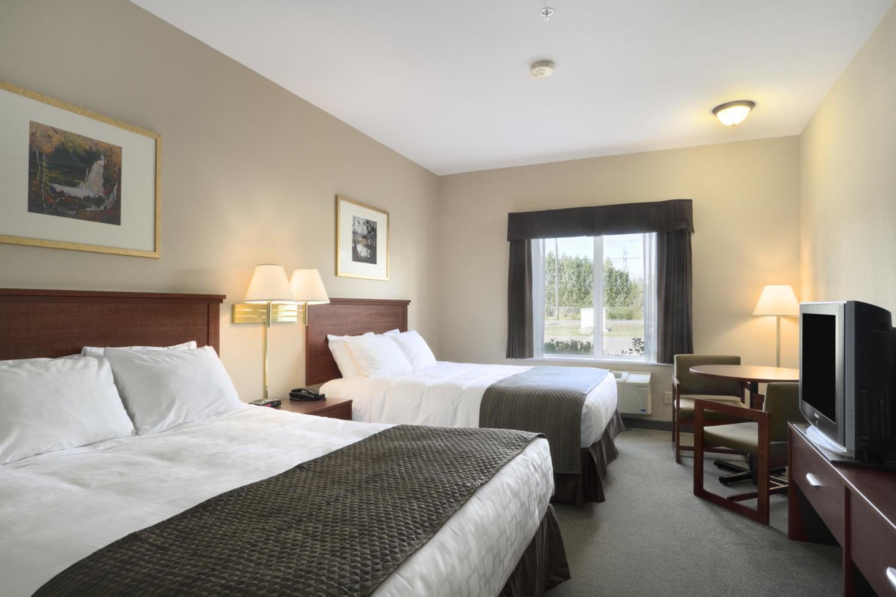 Queen Room with Two Queen Beds - Non-Smoking - Photo 6