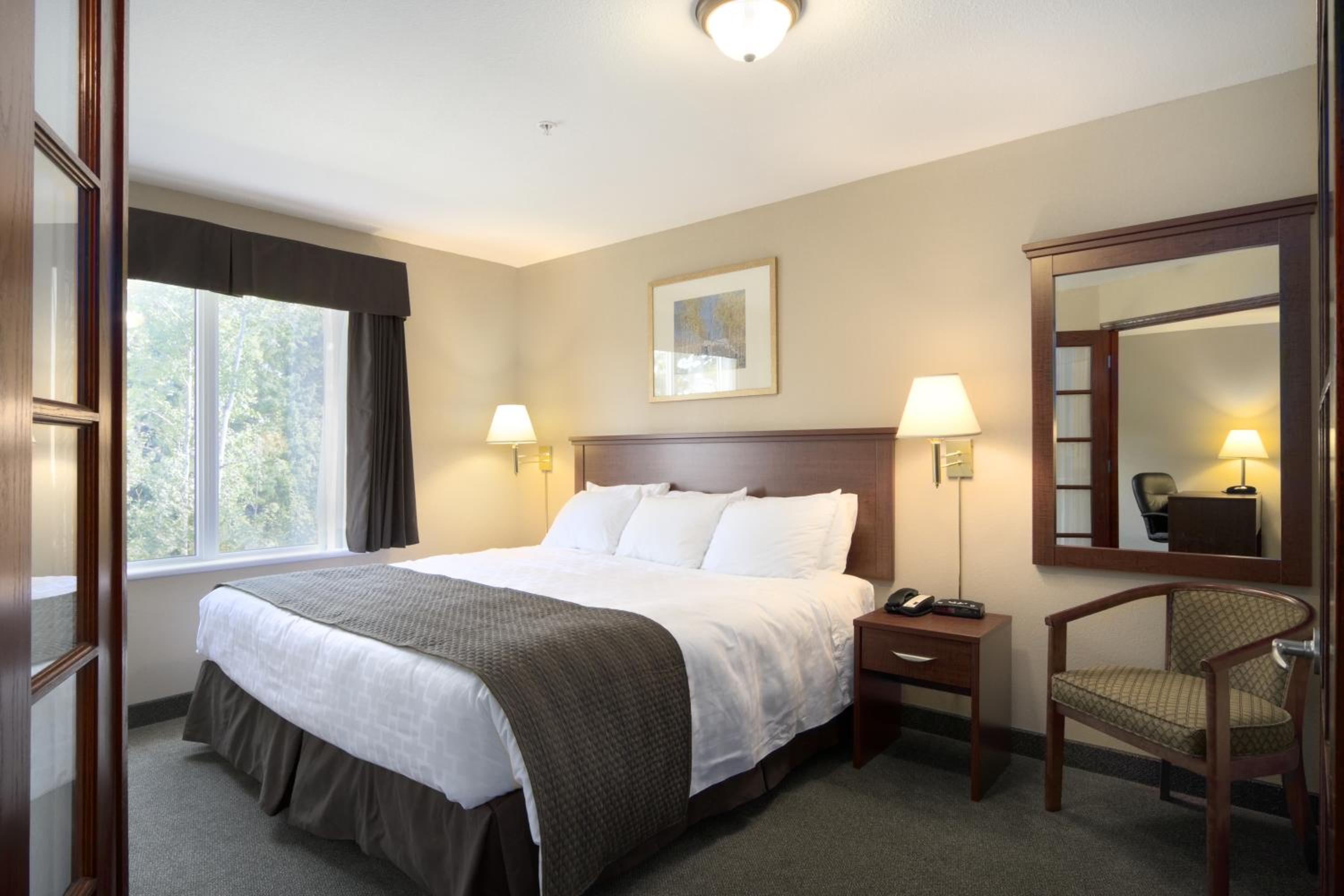 King Suite with Sofa Bed- Non-Smoking  - Photo 4