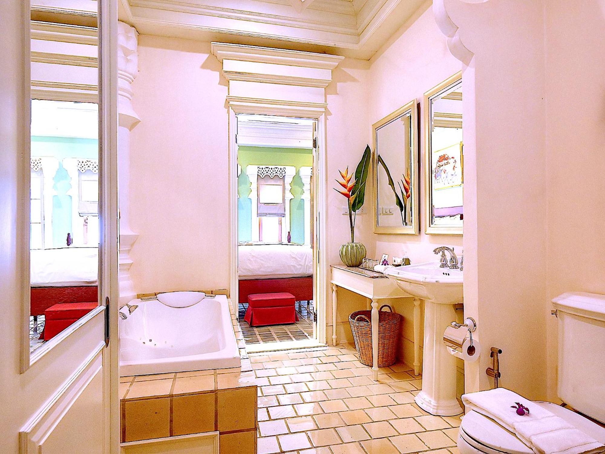 Superior King Suite - Photo 3