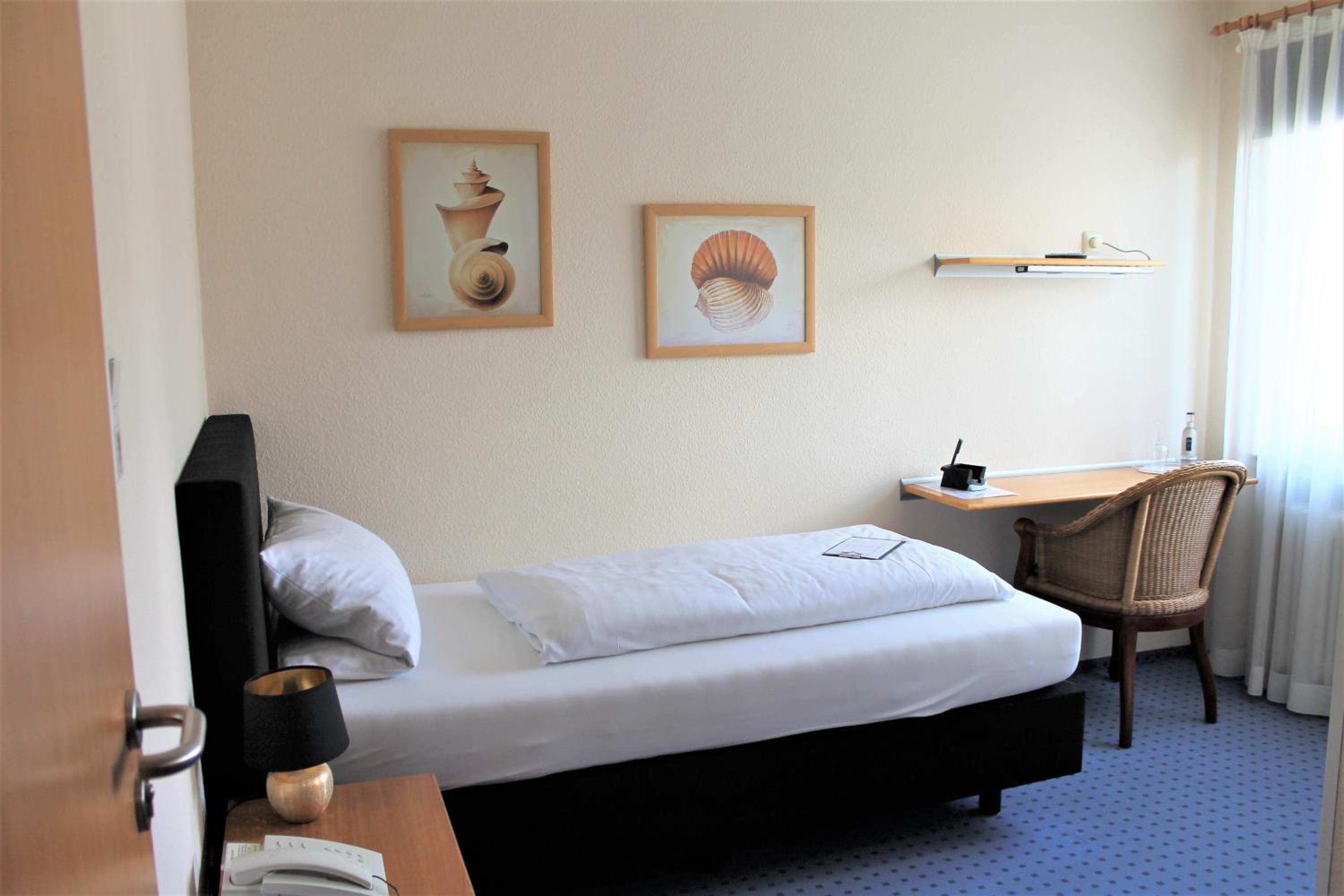 Single Room with Private Bathroom photo 2