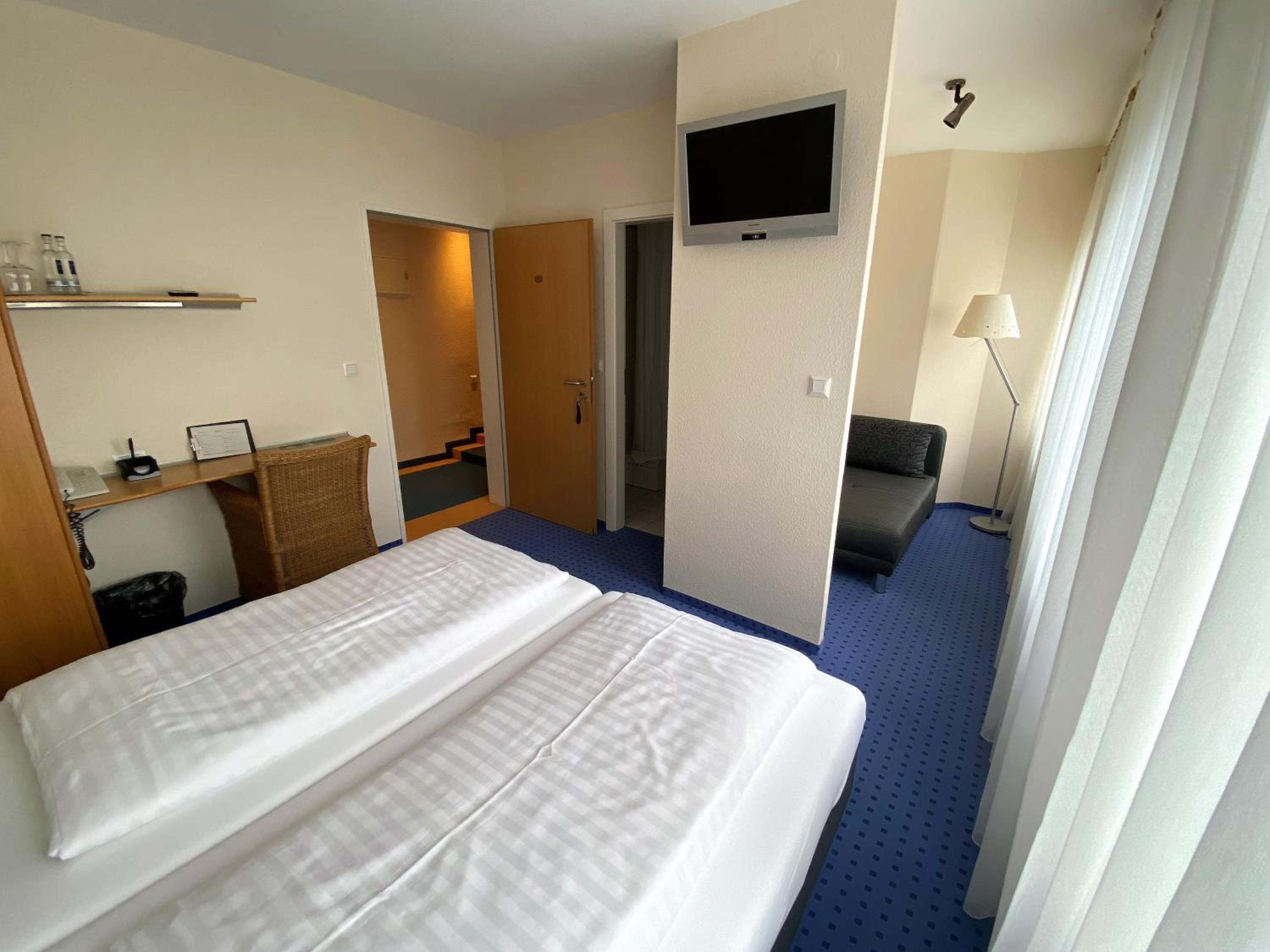 Double Room with Private Bathroom - Photo 8