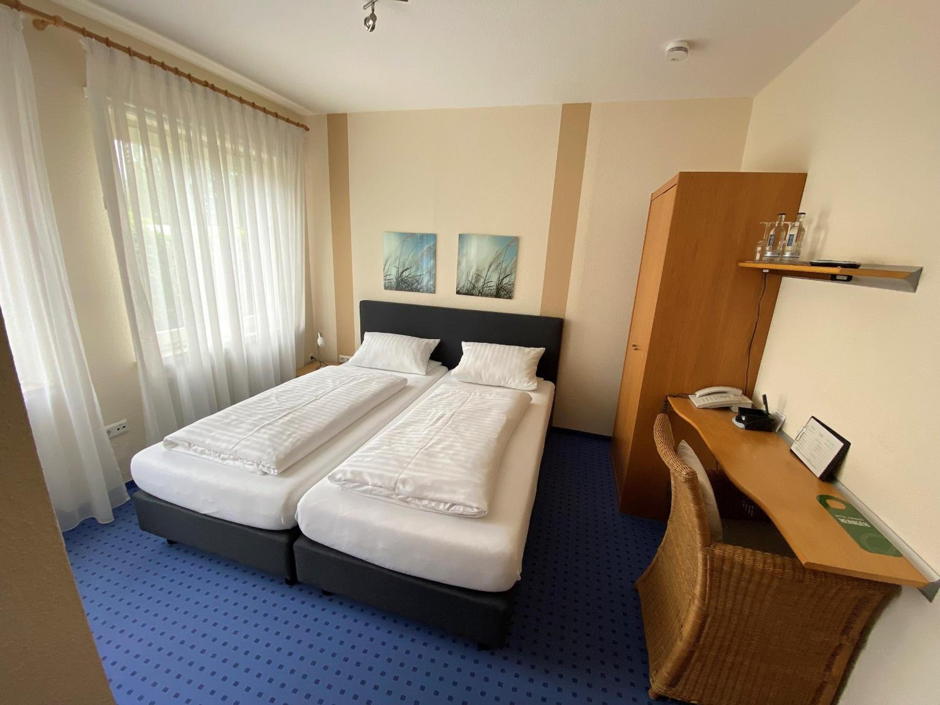 Double Room with Private Bathroom - Photo 2