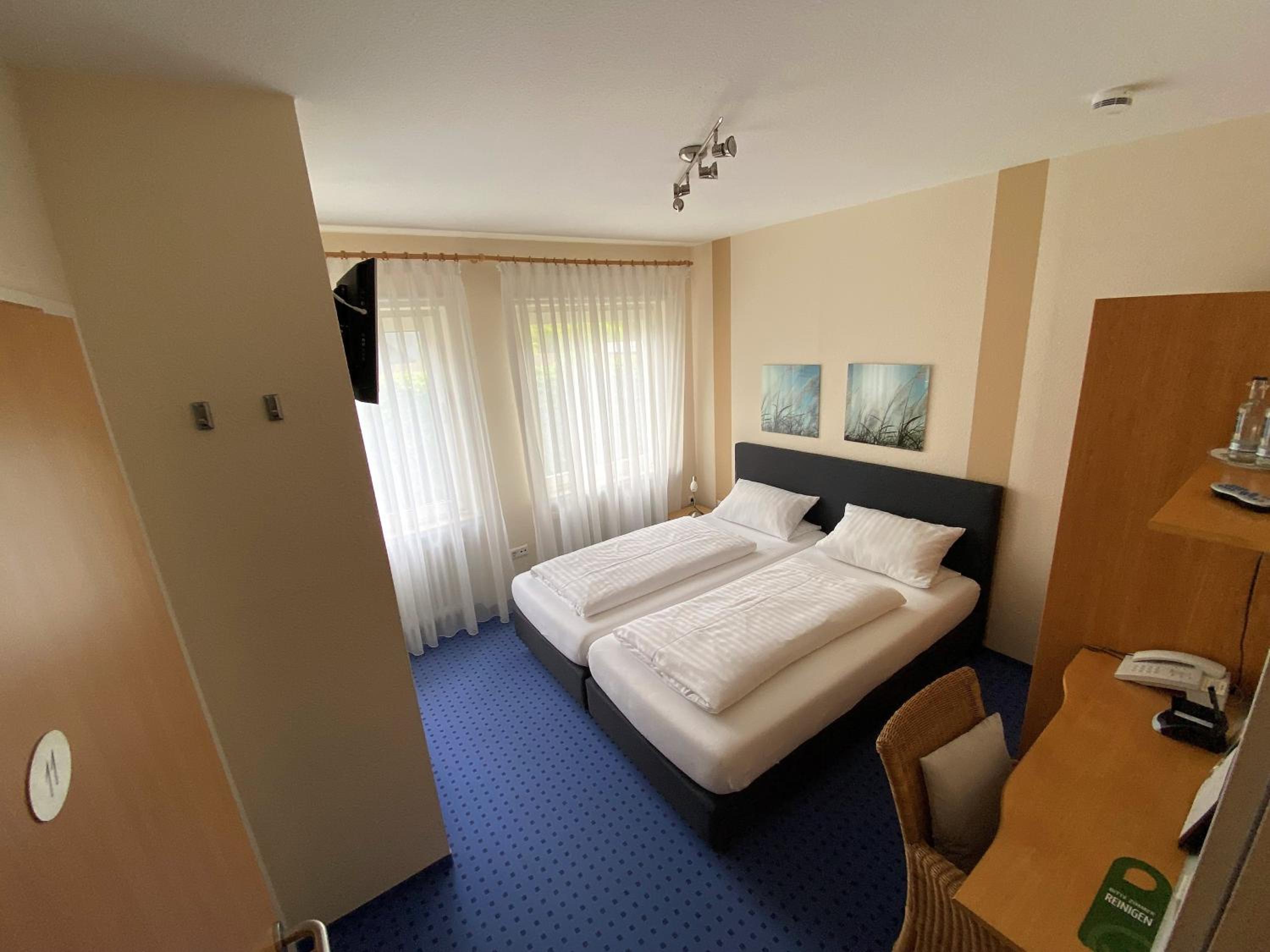 Double Room with Private Bathroom - Photo 6