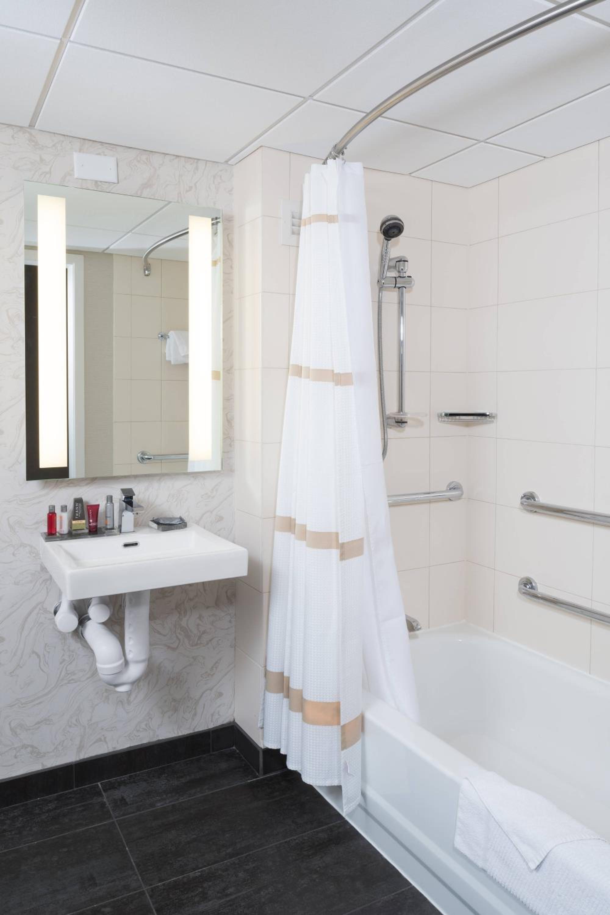 Guest Room, 1 King - Photo 6