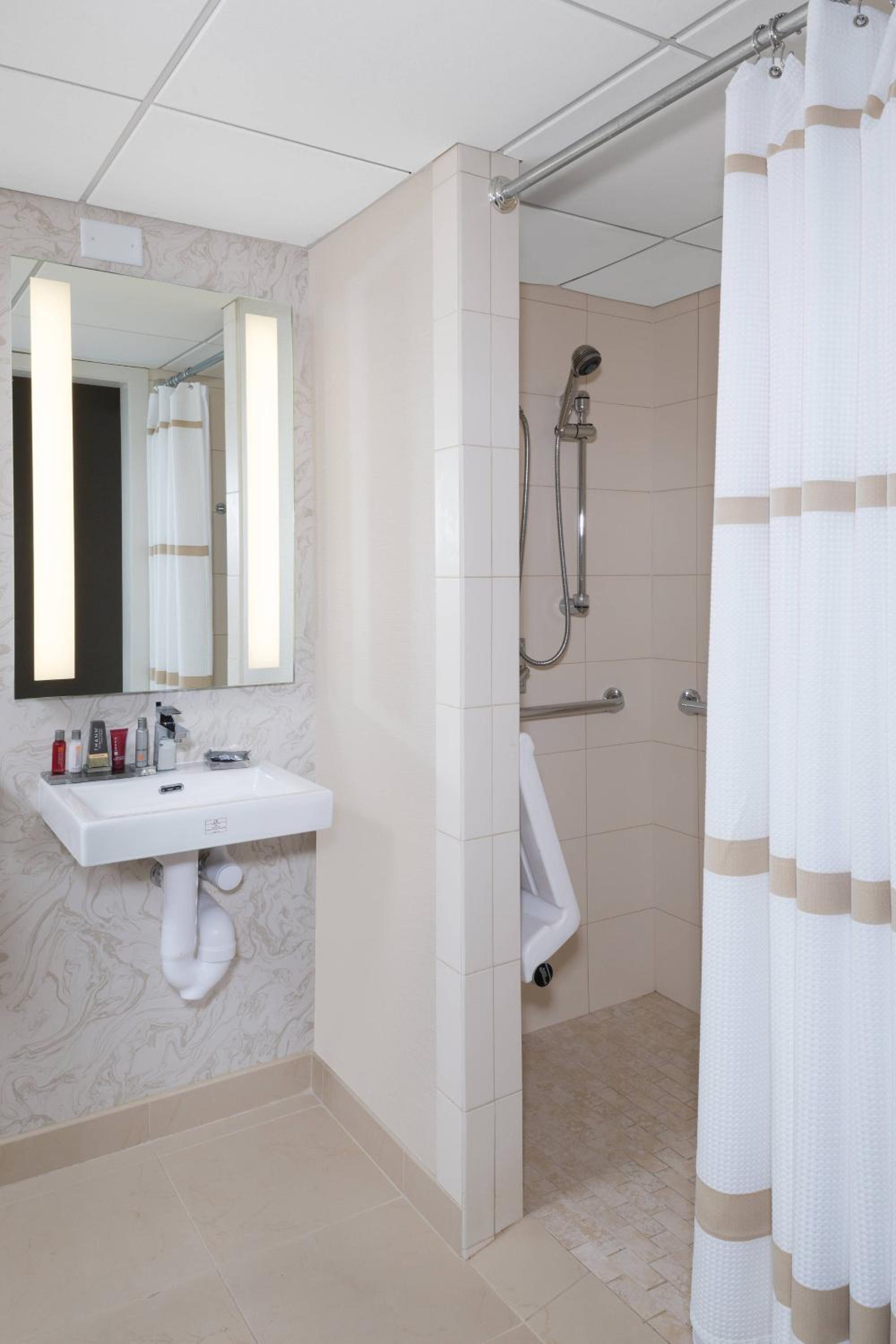 Guest Room, 1 King - Photo 7