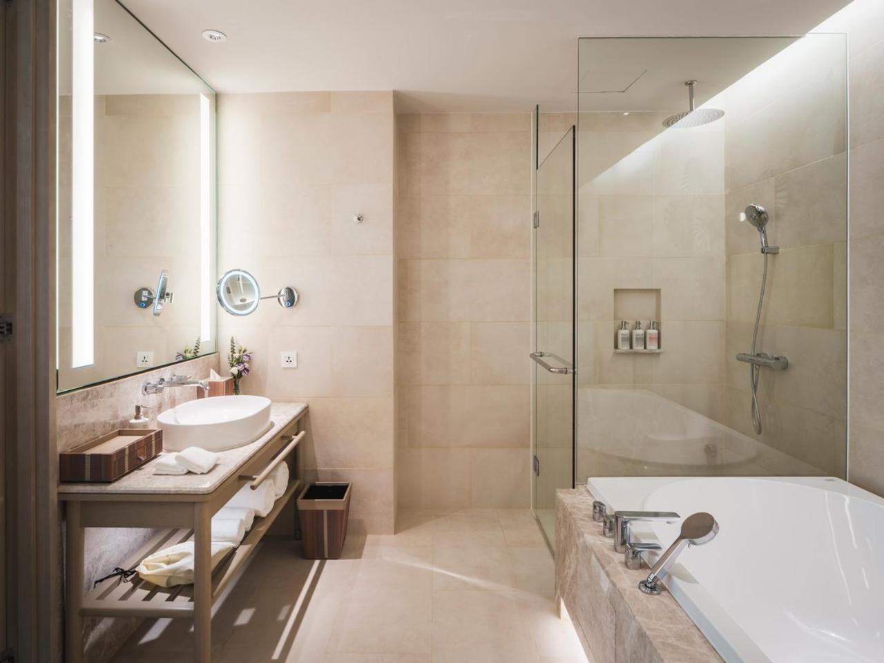 Two Bedroom Family Suite - Photo 9