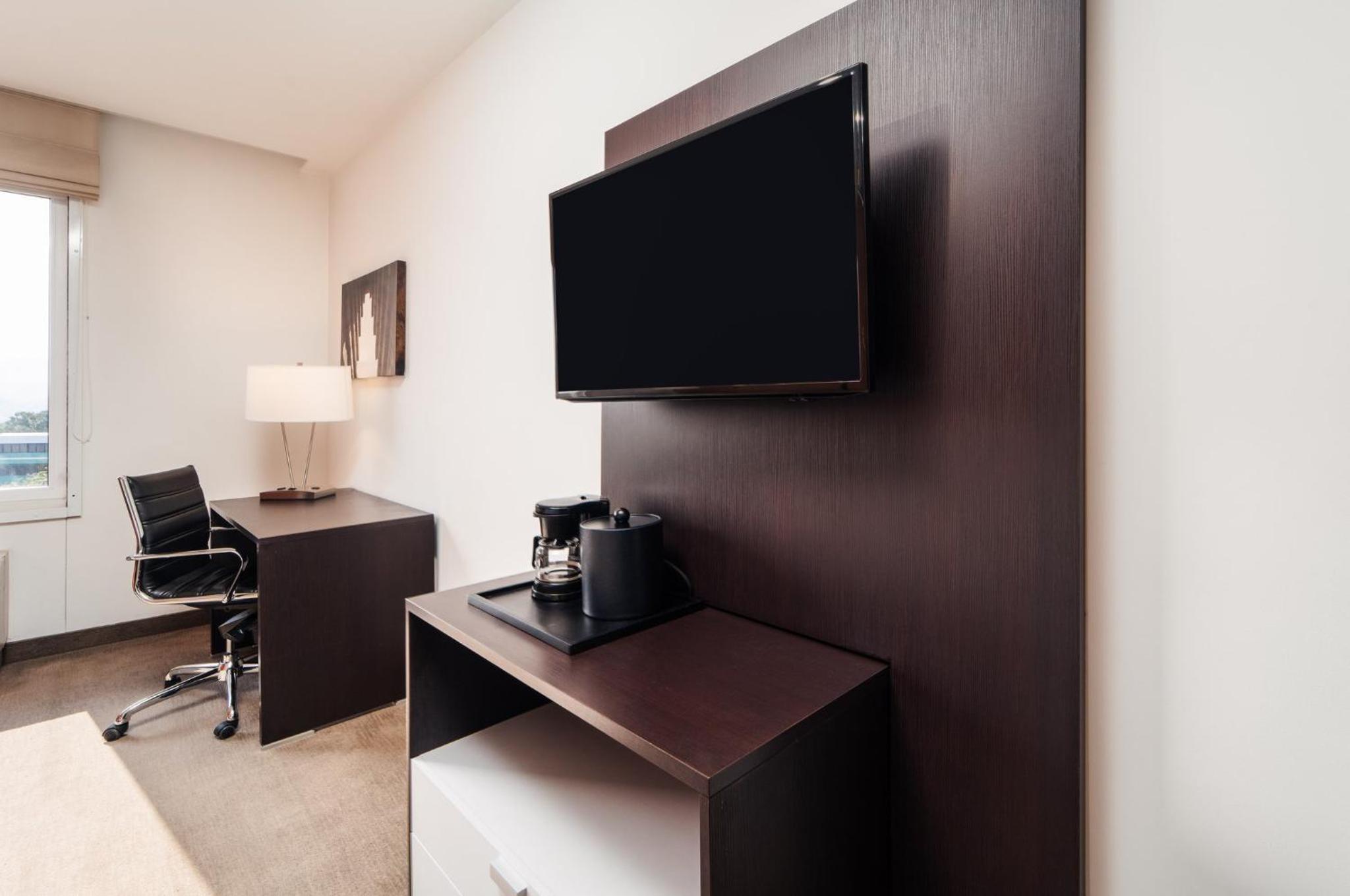 Standard King Room - Accessible photo 1