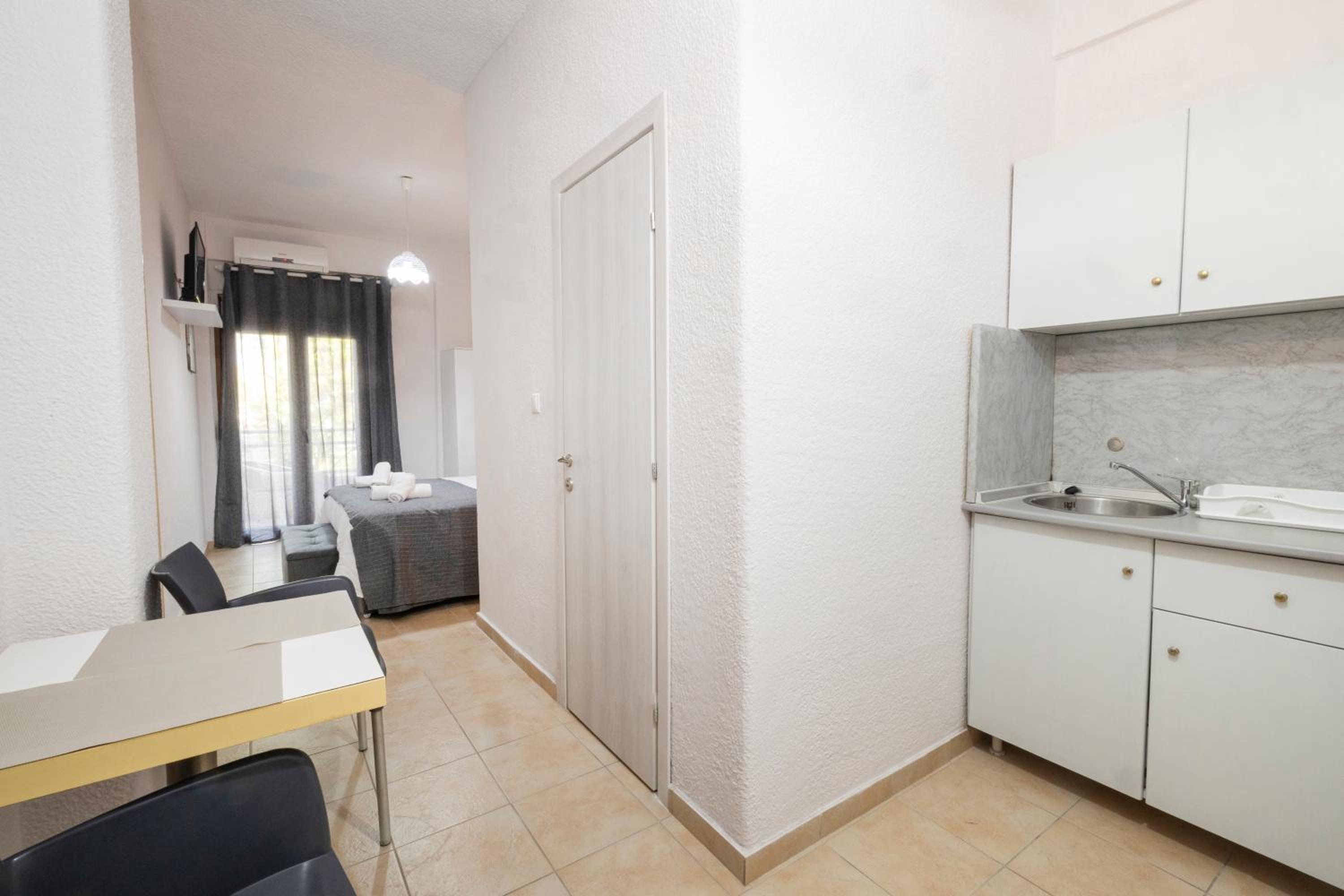 Double or Twin Room with Private Bathroom photo 3