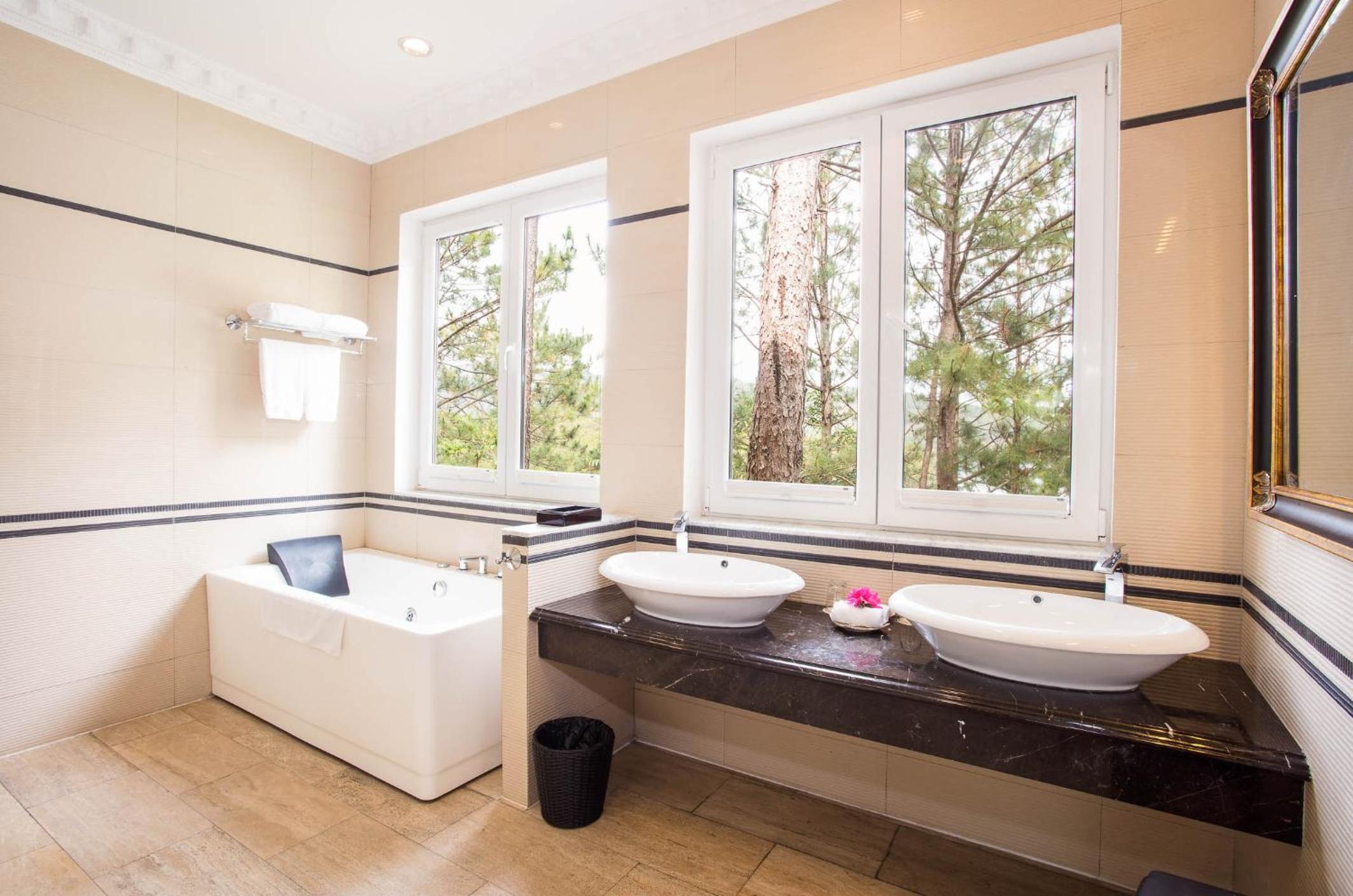 Luxury Double or Twin Room with Partial Lake View - Photo 7