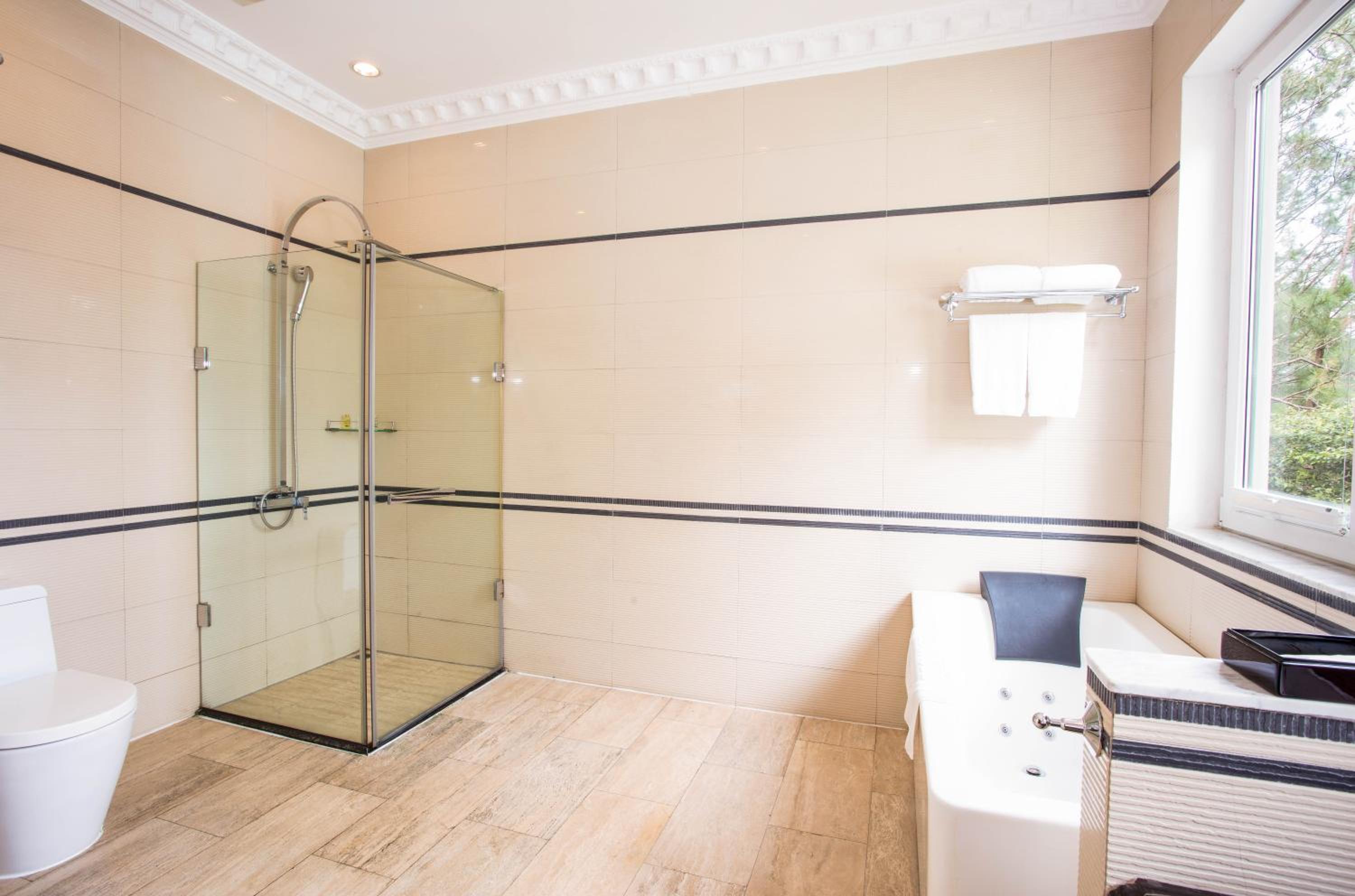 Luxury Double or Twin Room with Partial Lake View - Photo 3
