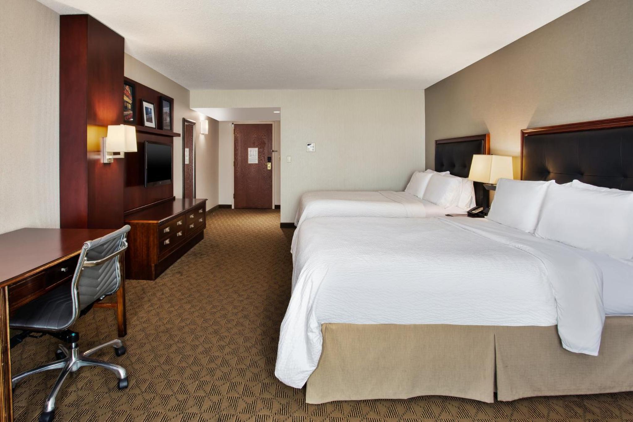 Standard Room with Two Queen Beds - Photo 8