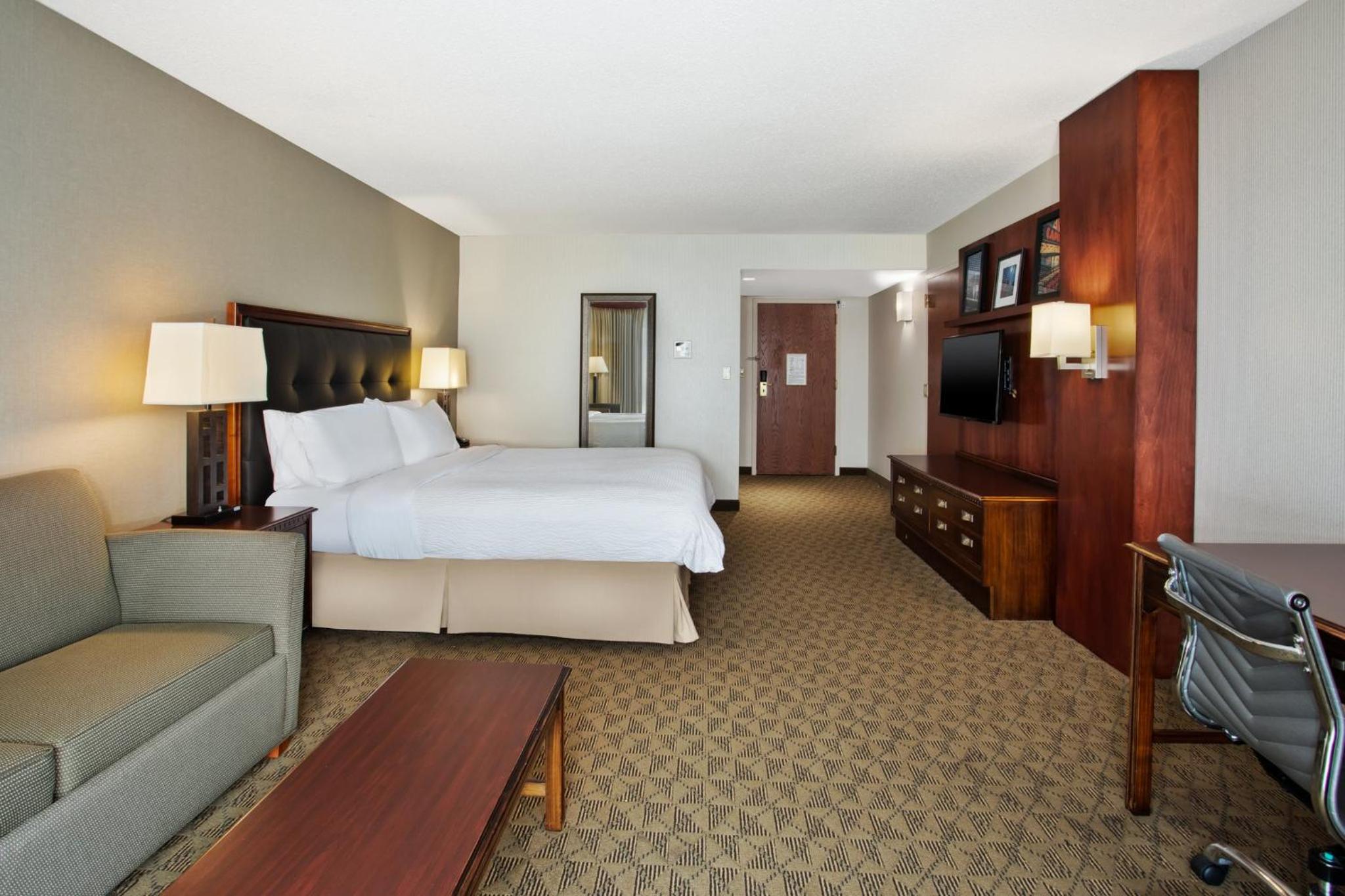 Standard King Room with Sofa Bed - Photo 2