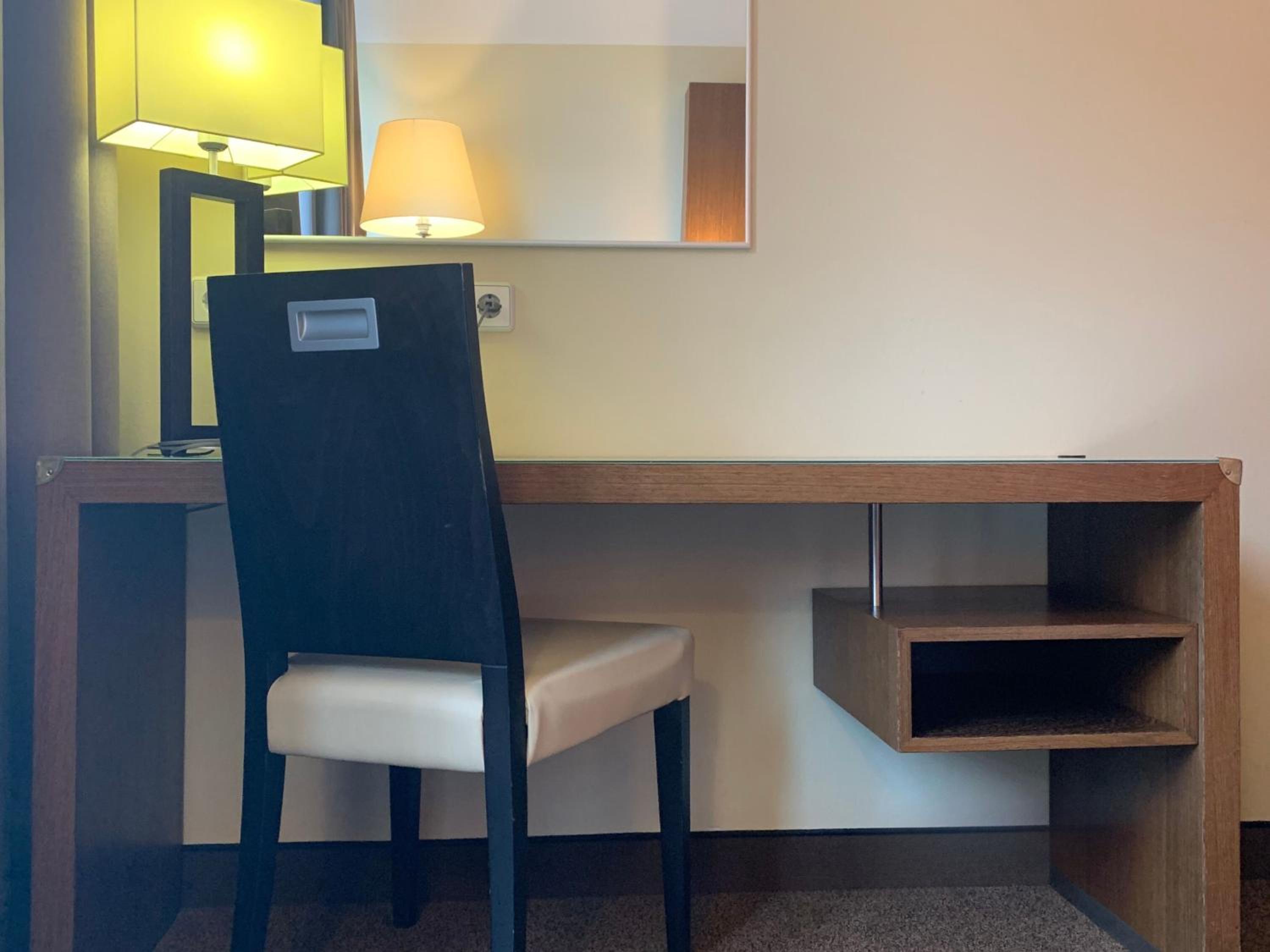 Premium Twin Room - Photo 8