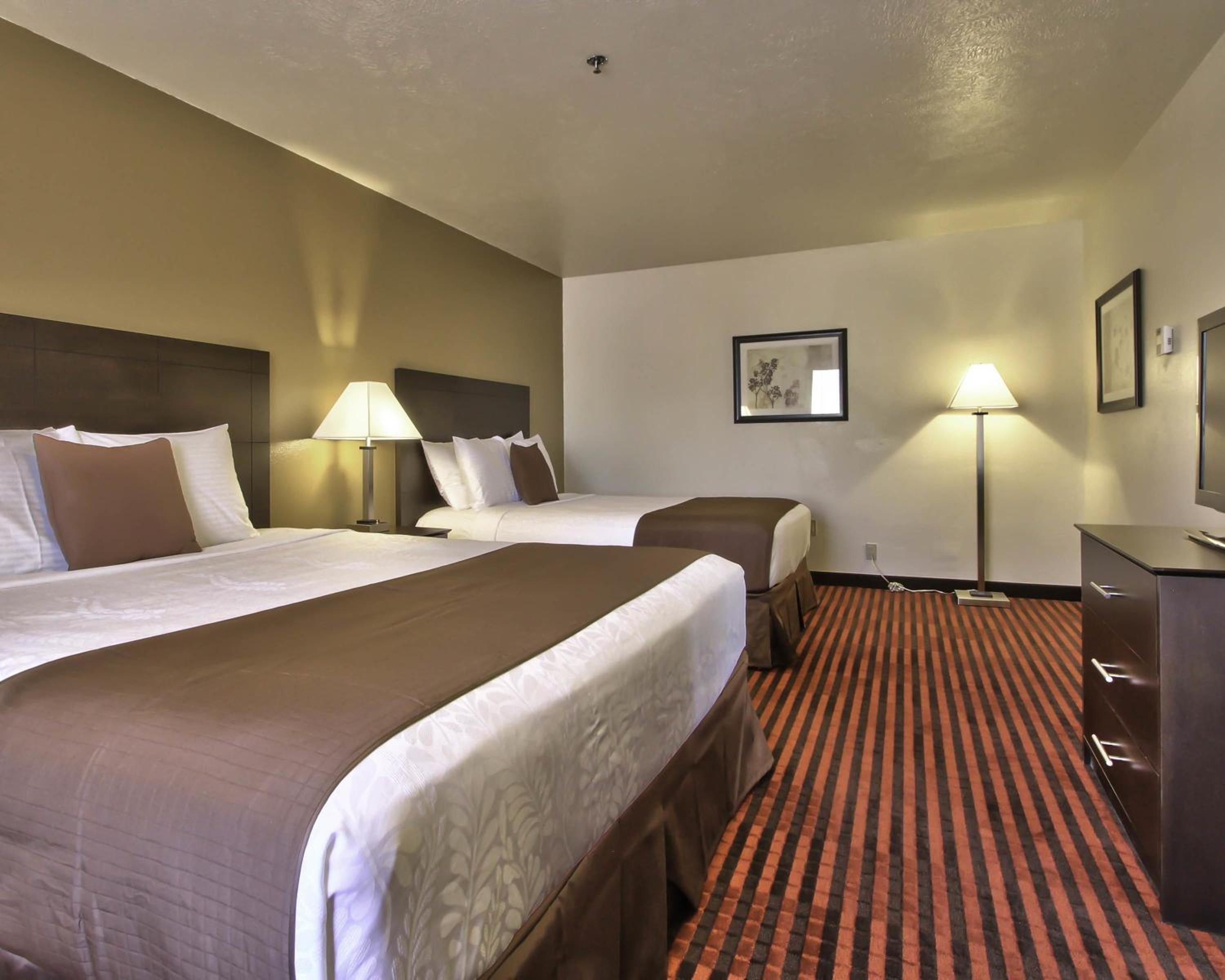 Queen Room with Two Queen Beds - Non-Smoking - Photo 3