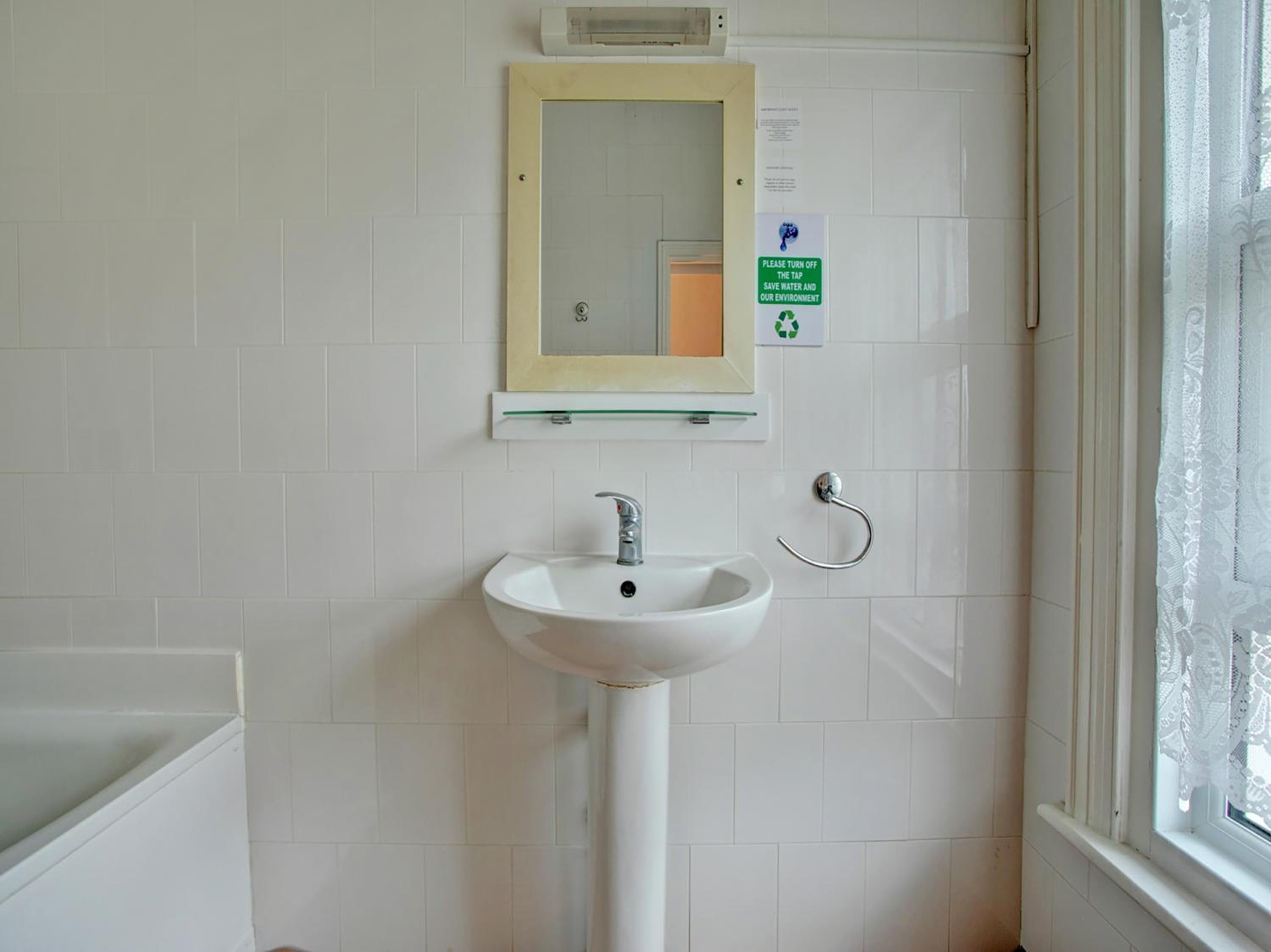Standard Double Room - Photo 7