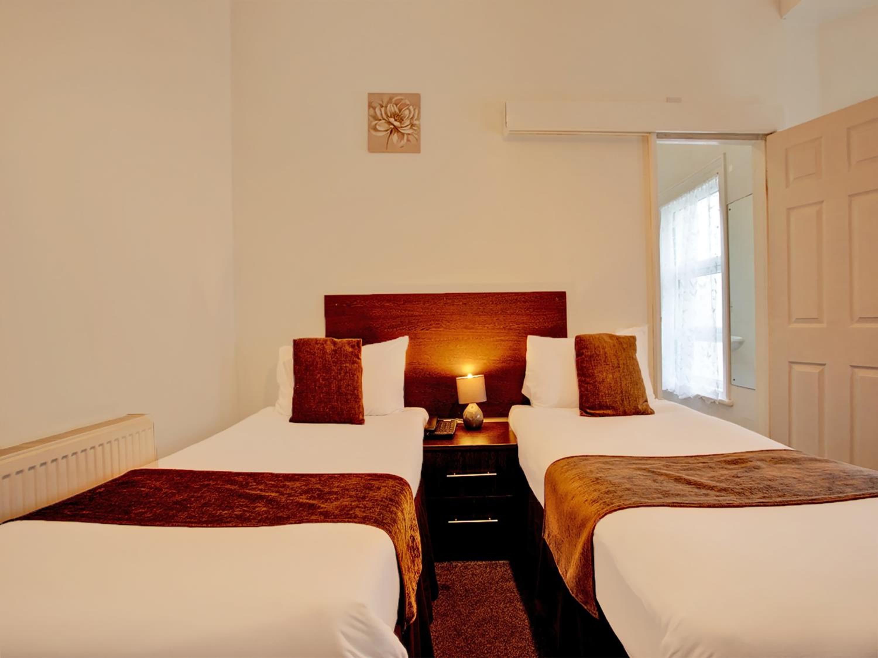 Standard Twin Room - Photo 6