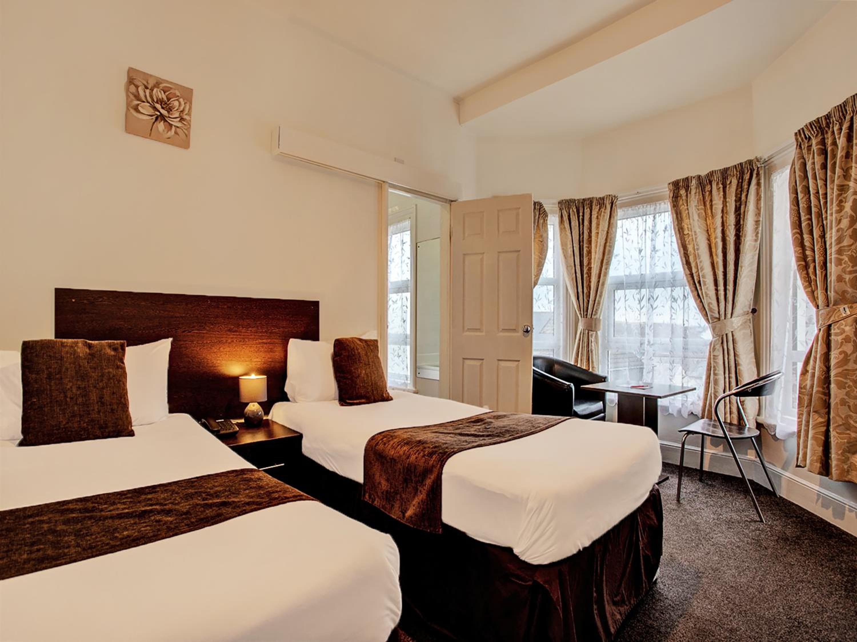 Standard Twin Room - Photo 1
