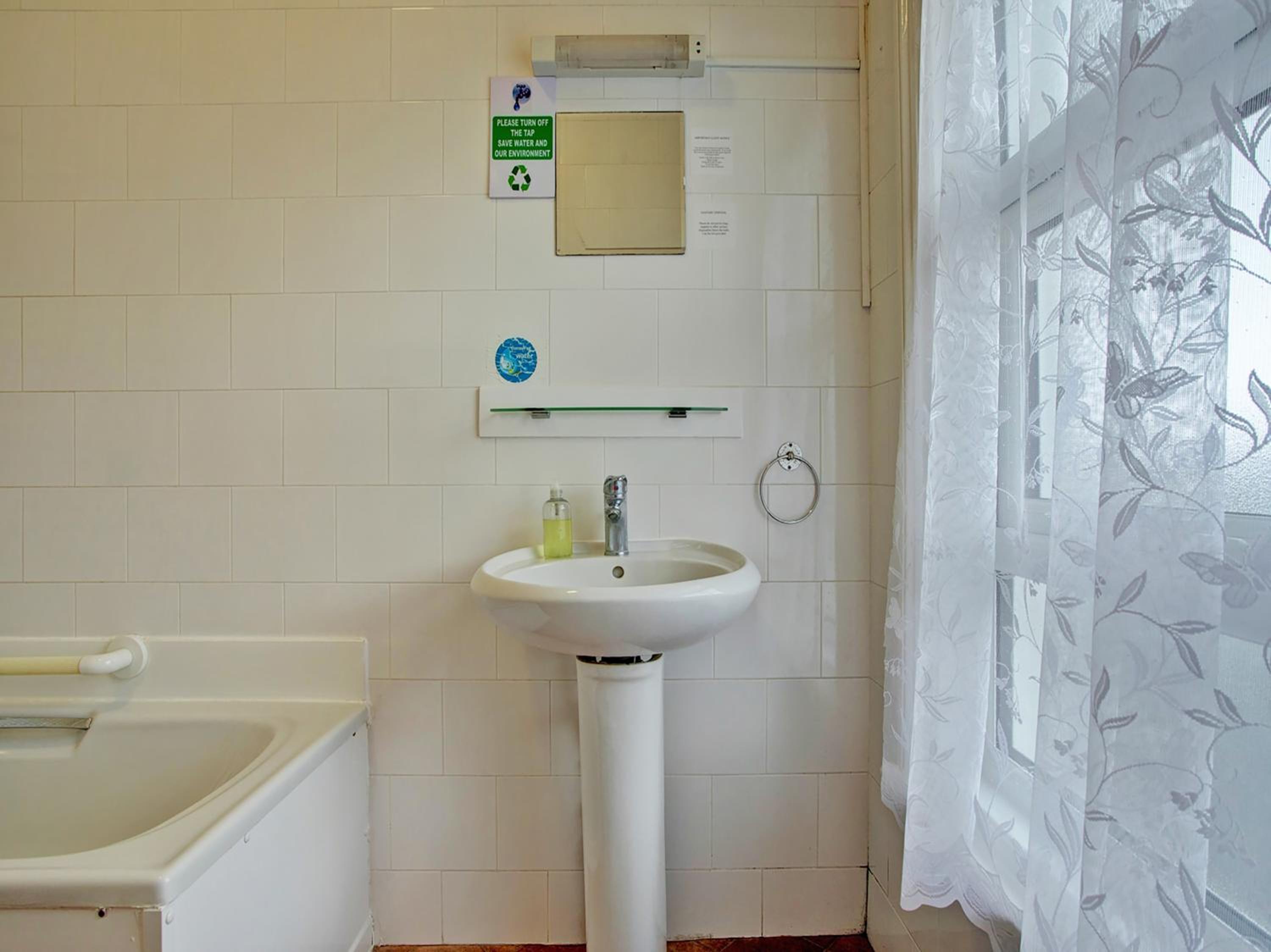 Standard Twin Room - Photo 3