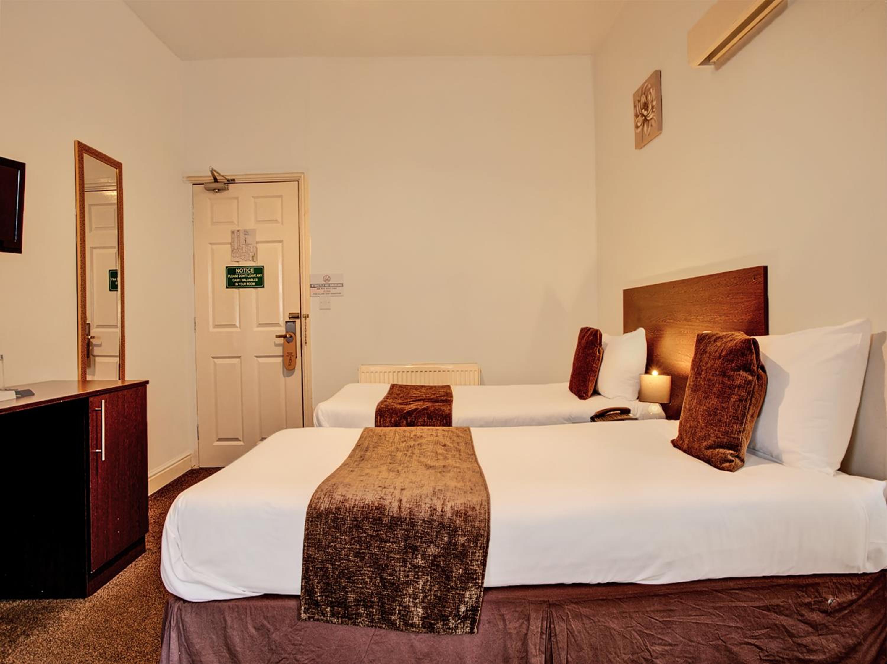 Standard Twin Room - Photo 5