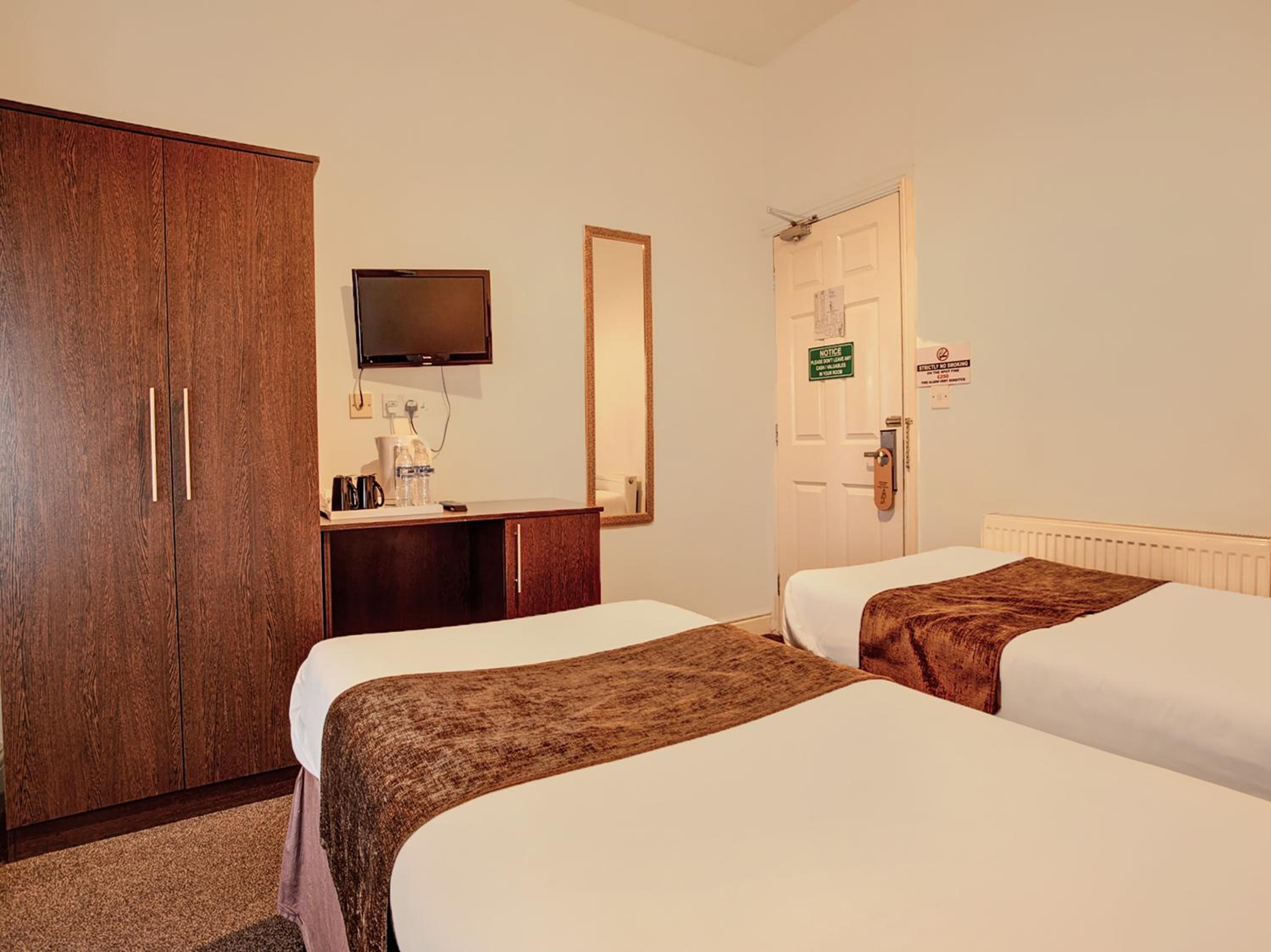 Standard Twin Room - Photo 2