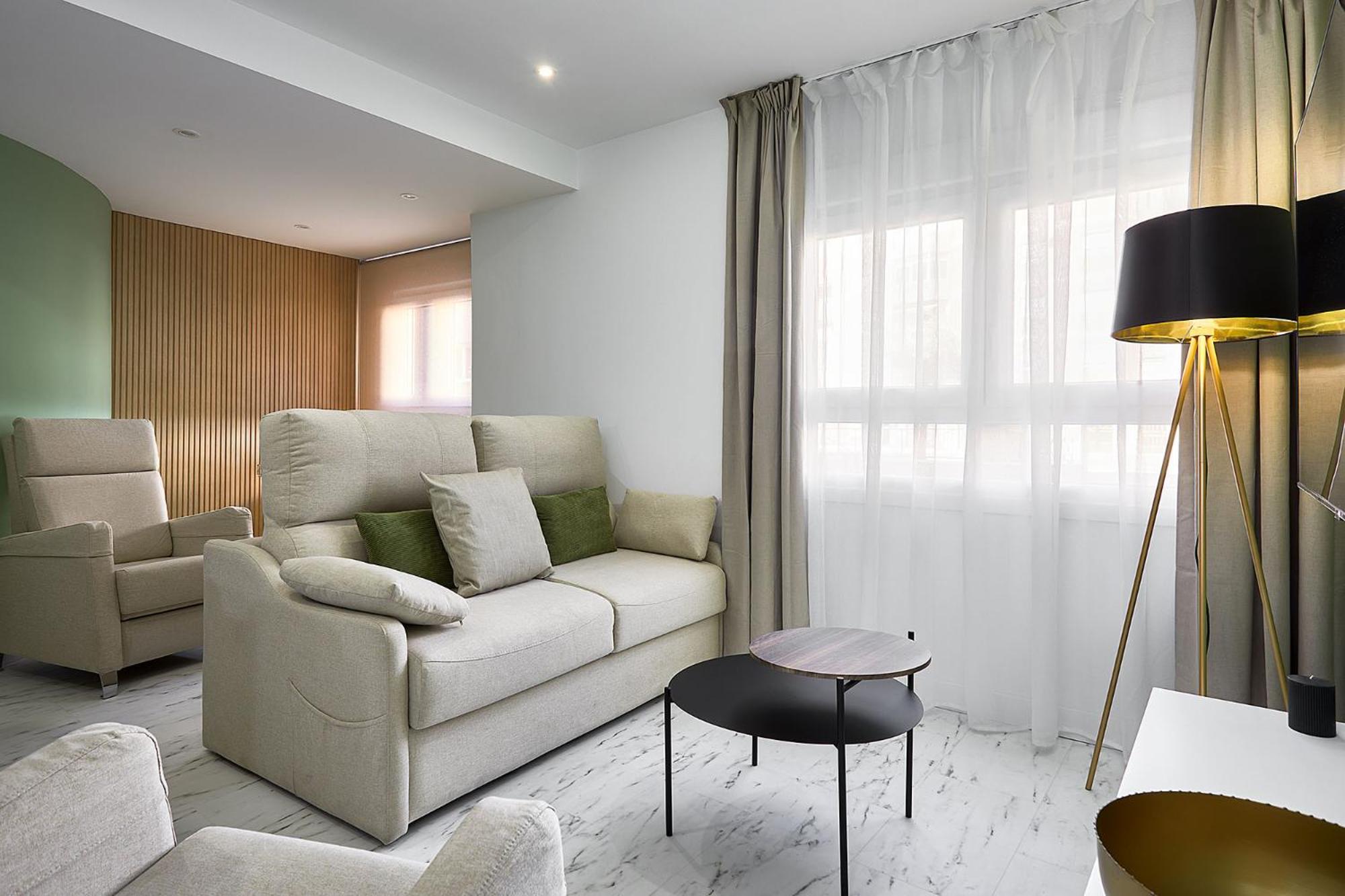 One-Bedroom Apartment with Street view photo 2