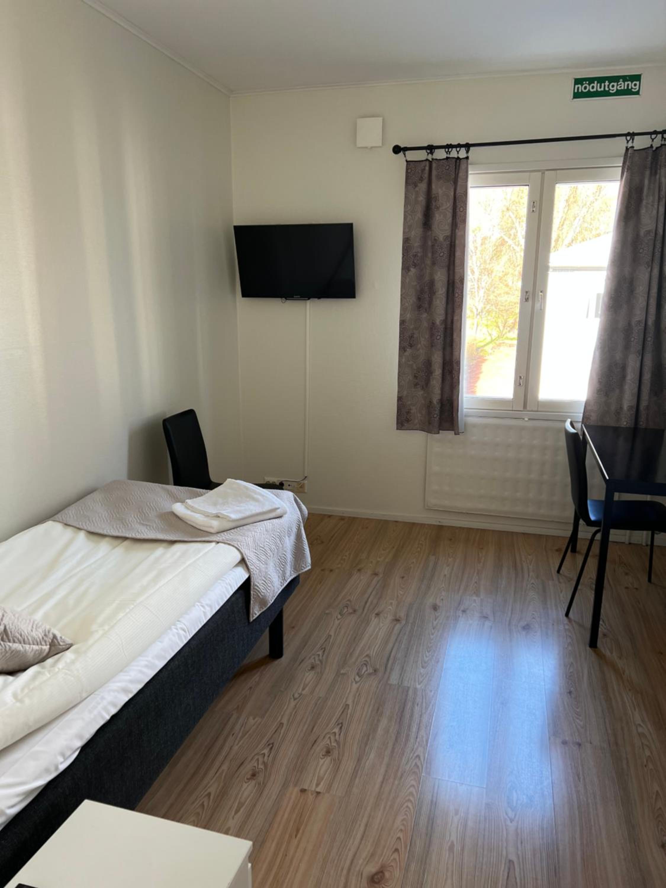 Single Room with Shared Bathroom photo 2