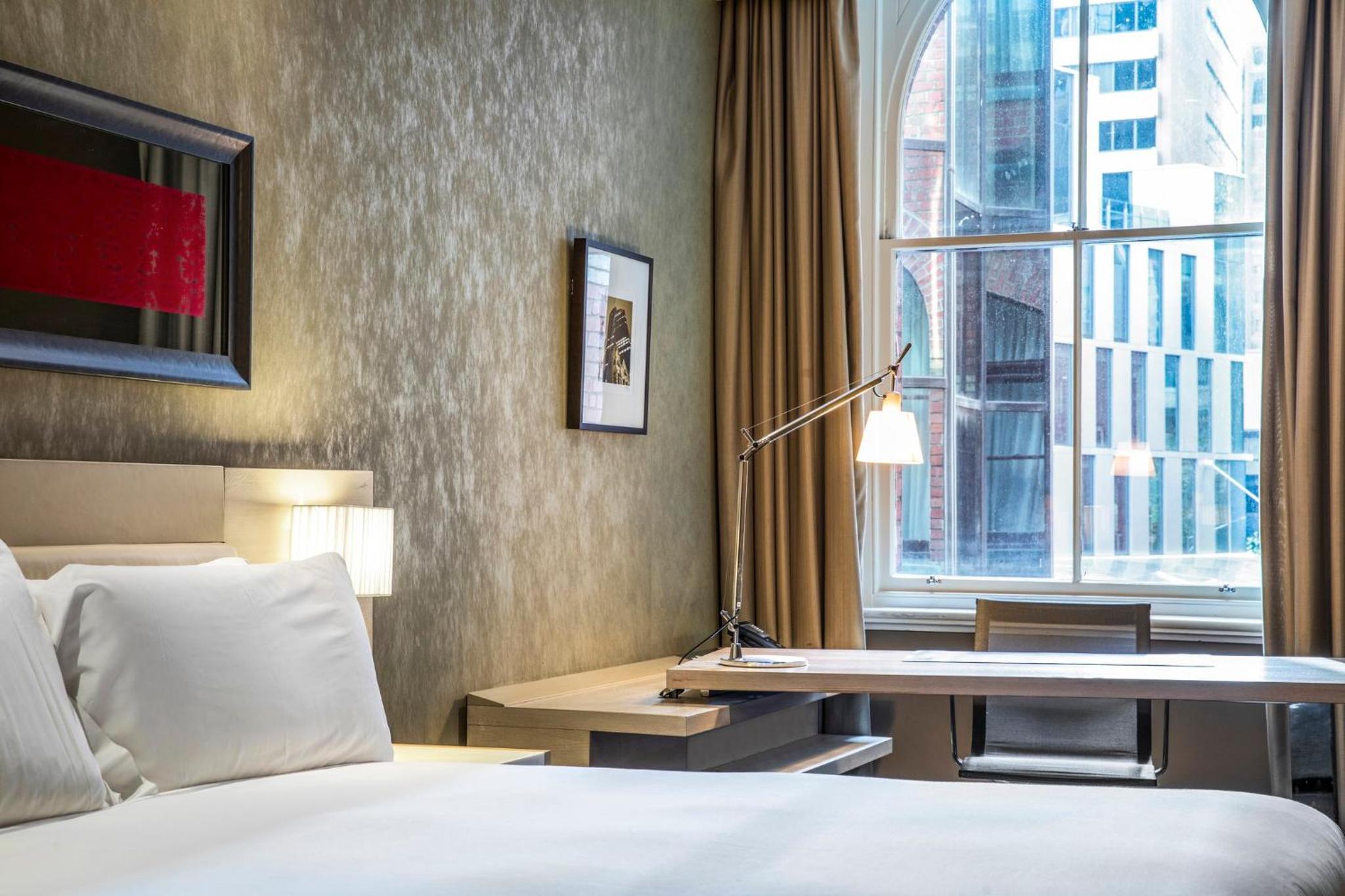 Classic King Room with City View - Photo 6