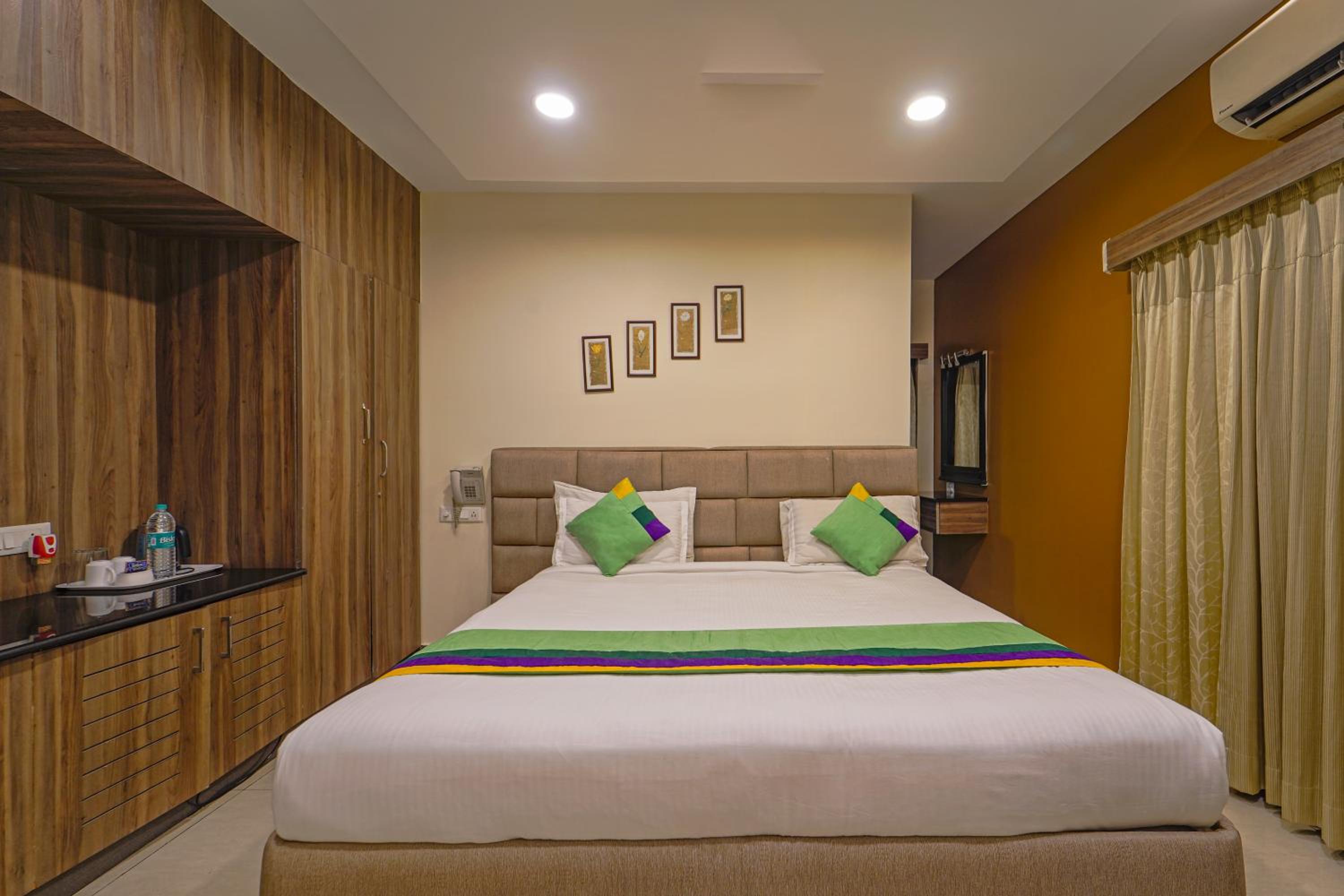 [Sanitized] Deluxe Double or Twin Room photo 2