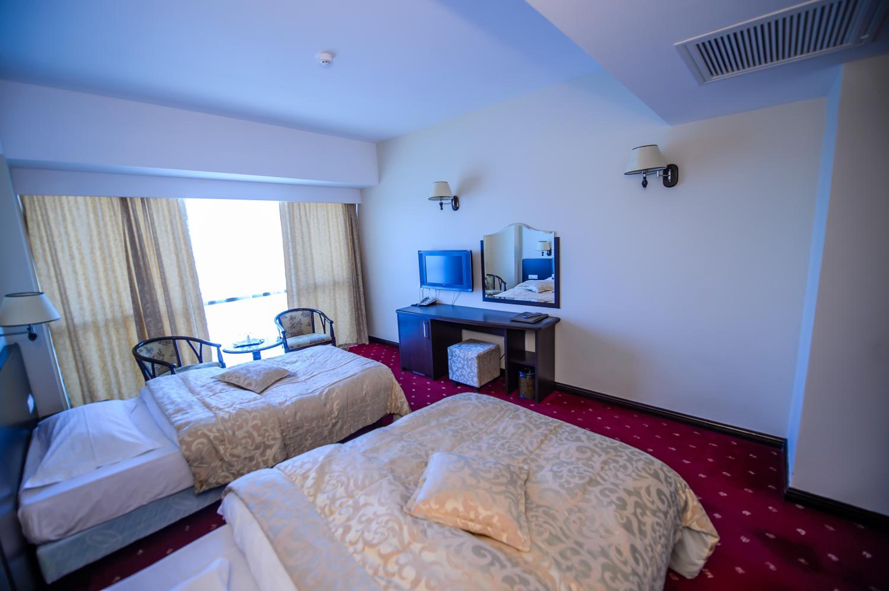Twin Room with Lake View - Photo 1