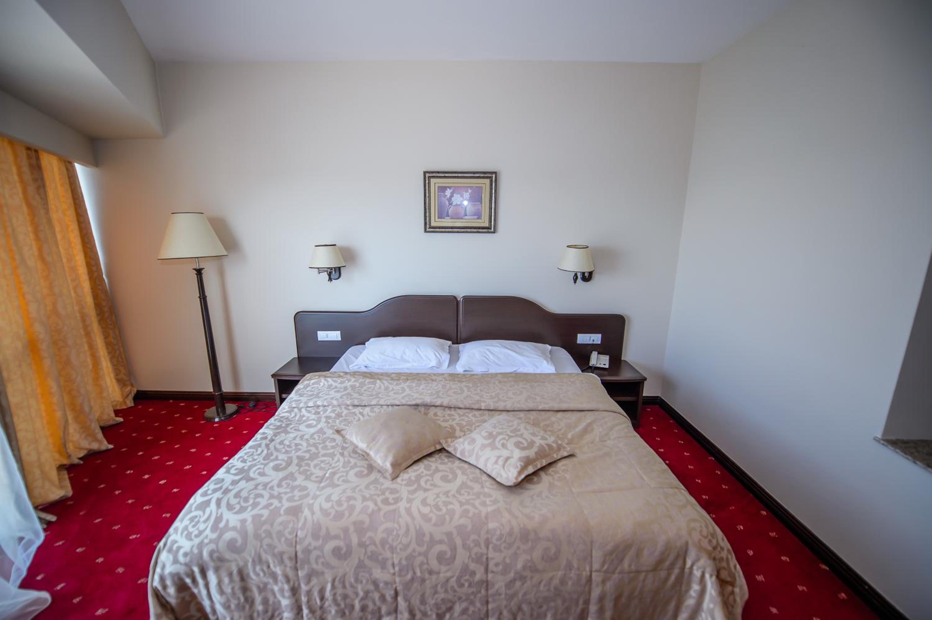 Double Room with Lake View - Photo 4